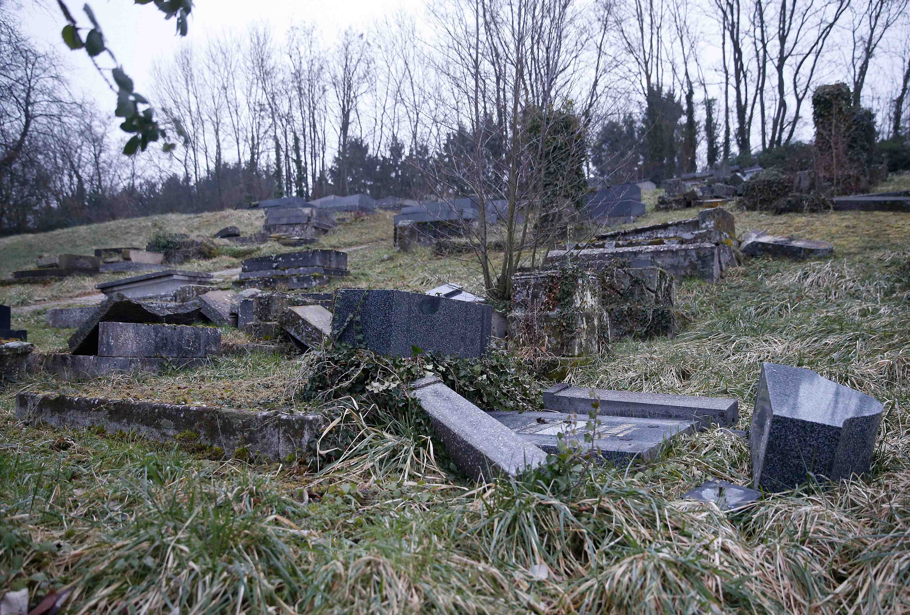 Cinq jeunes en garde a vue apres la profanation d'un cimetiere juif
