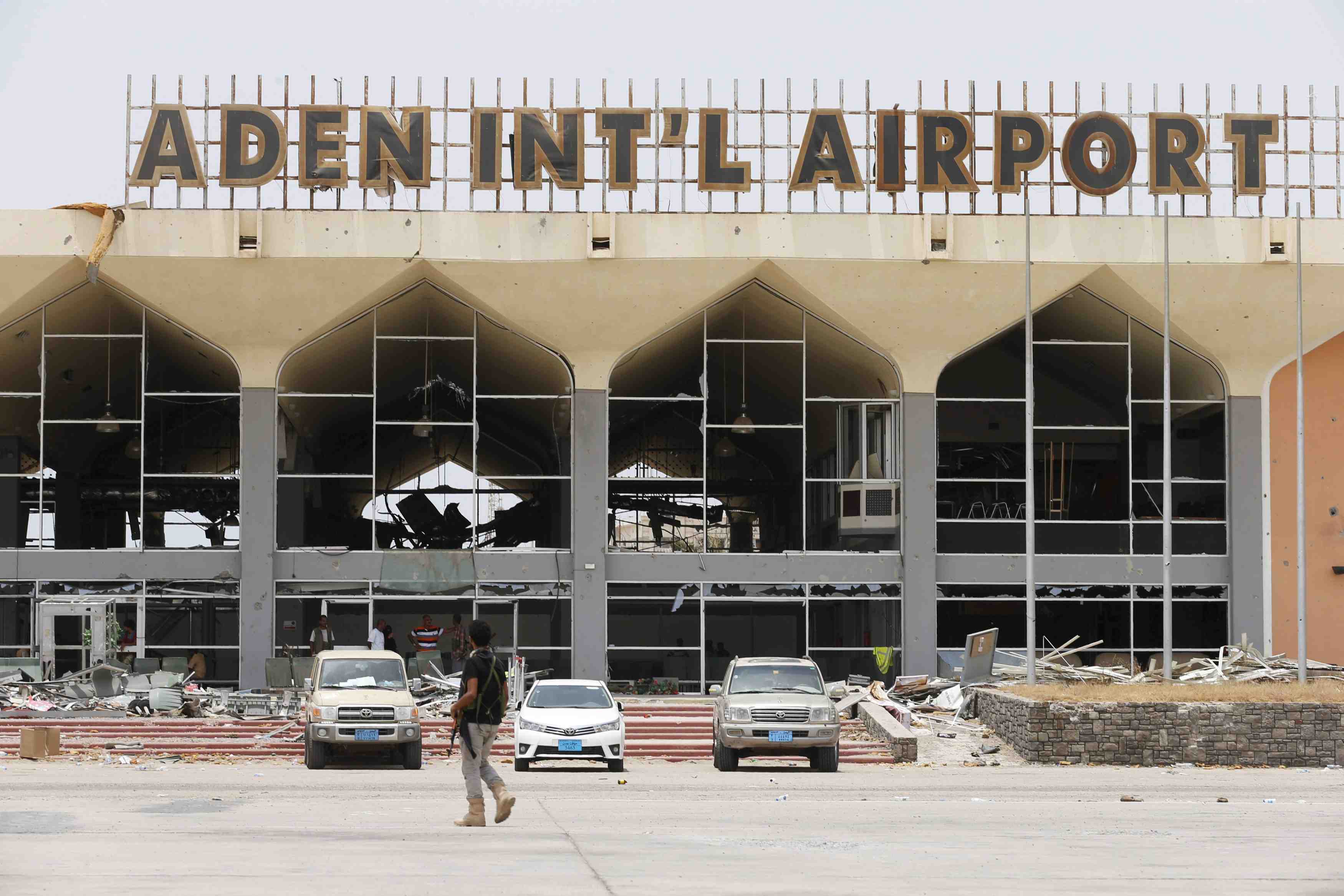 De l'equipement achemine pour rouvrir l'aeroport d'aden au yemen