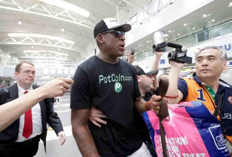 Dennis rodman offre un livre de trump a kim jong-un