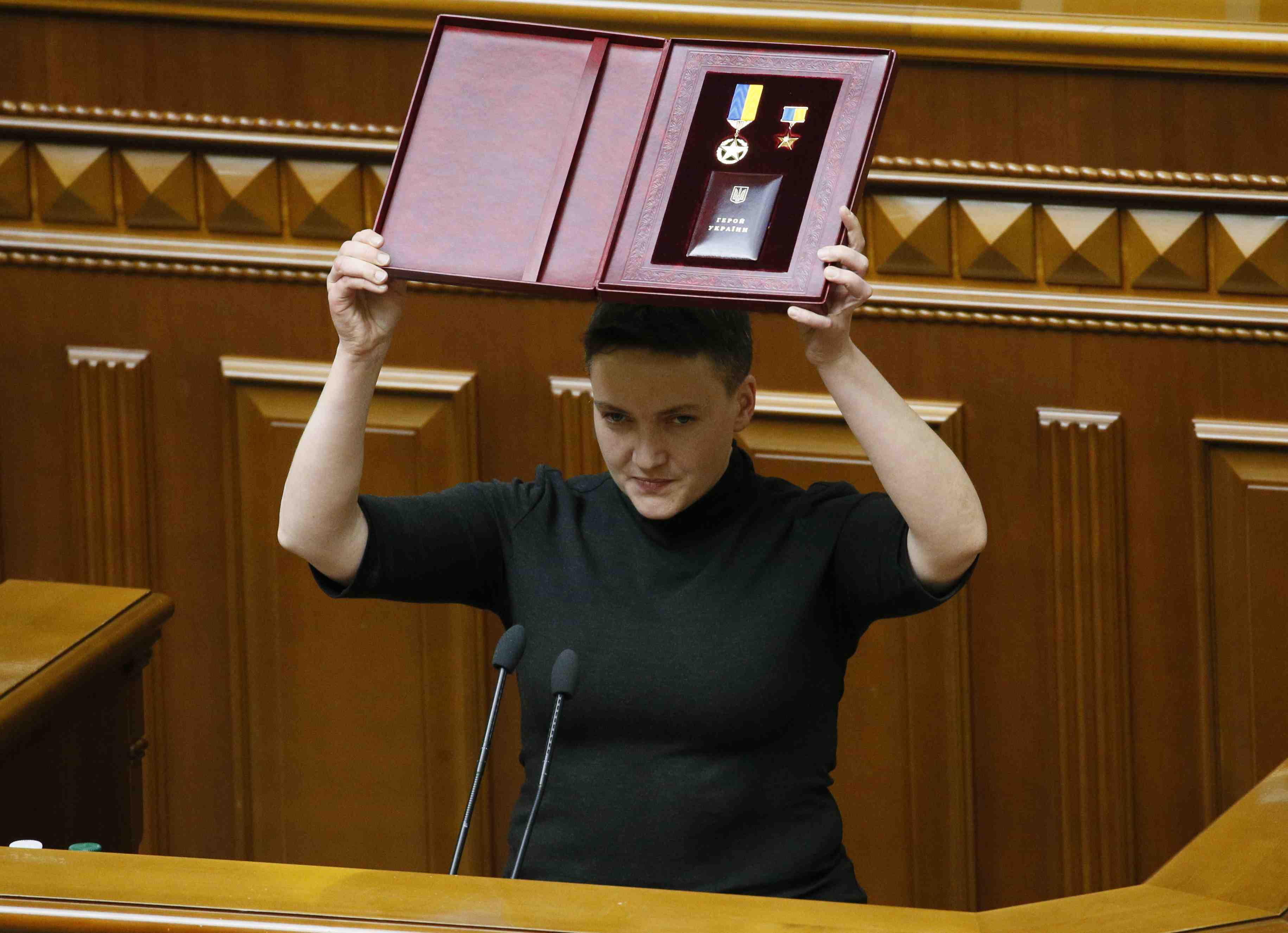 L'ancienne heroine ukrainienne nadia savtchenko accusee de complot