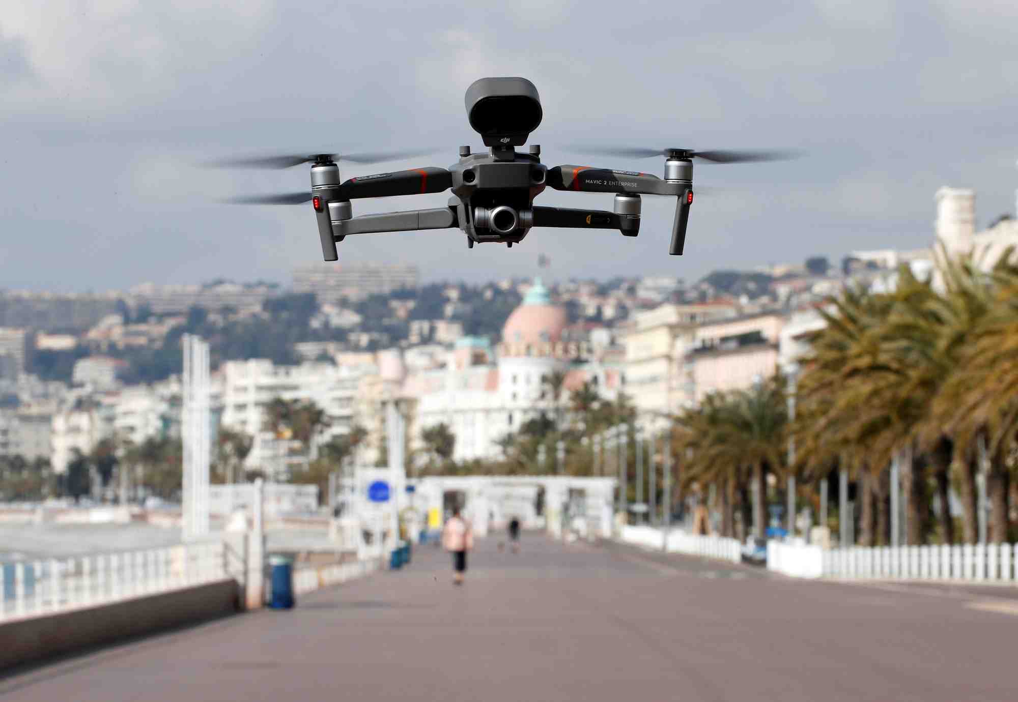 Coronavirus : un drone survole la Promenade des Anglais à Nice pour rappeler les mesures de confinement