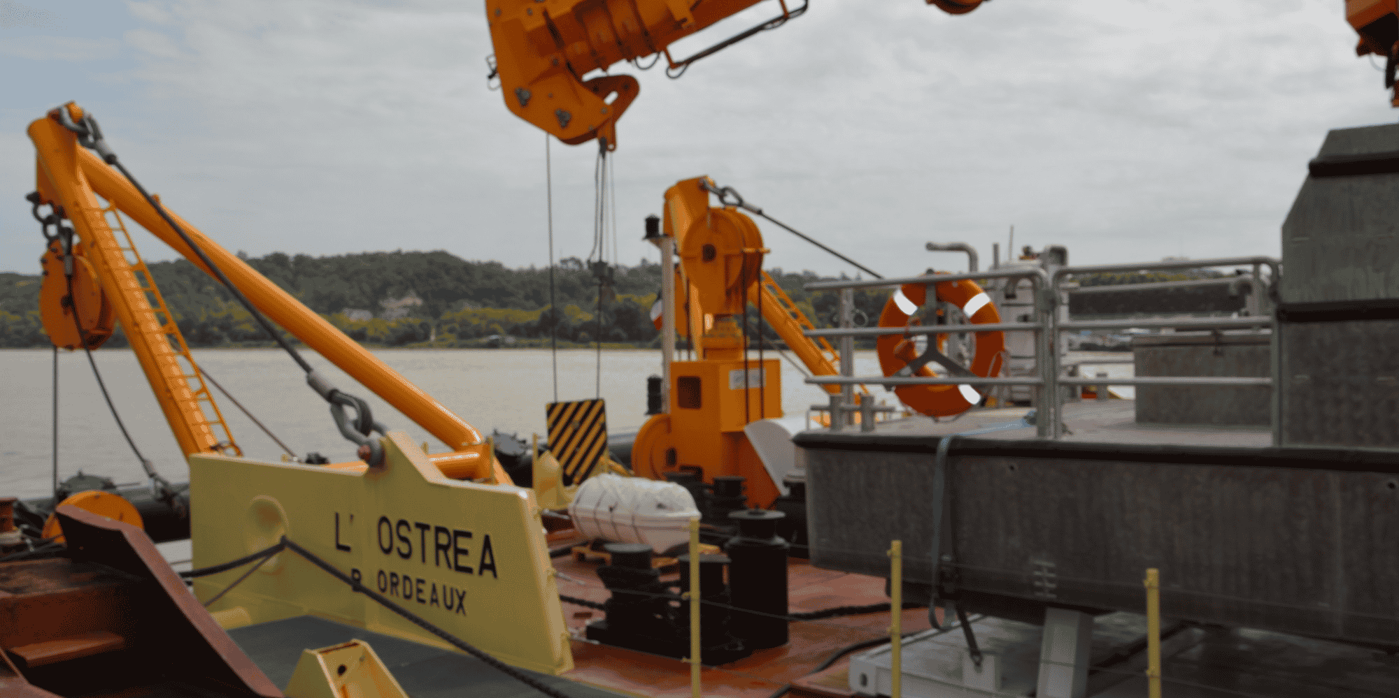 L'Ostrea est équipée de puissants moyens de levage.
