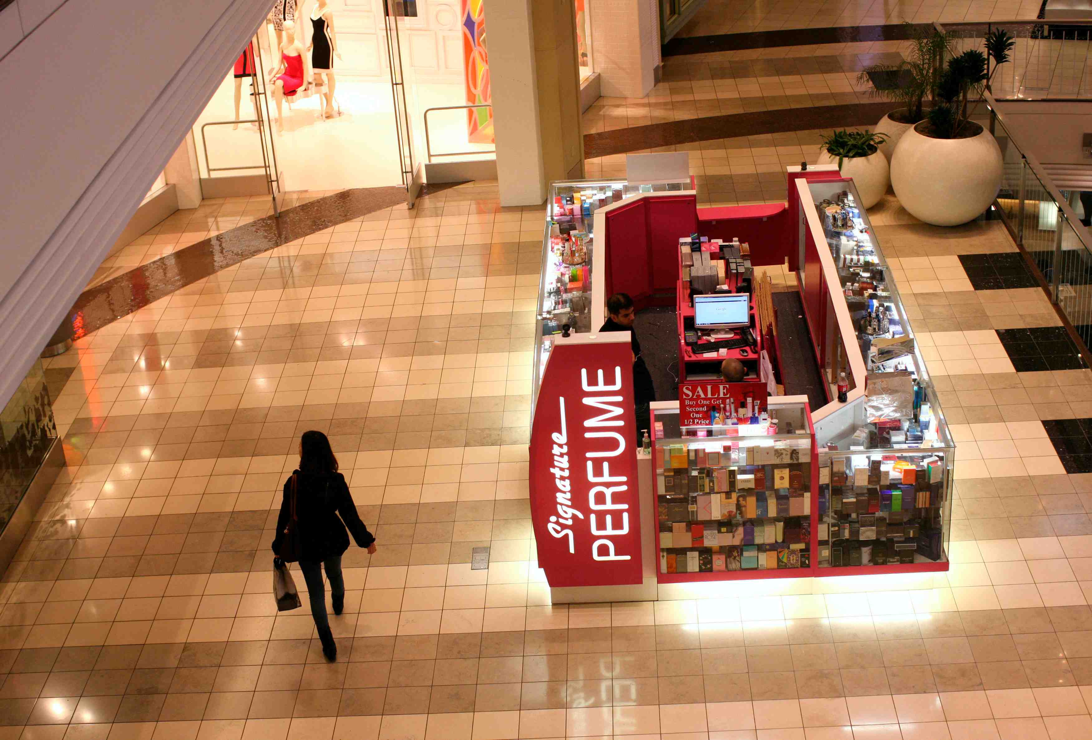 Usa: les depenses de consommation baissent encore en decembre