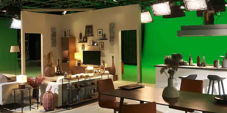 Avec la technologie « VFX on set », les décors virtuels sont incrustés et visualisés en temps réel.
