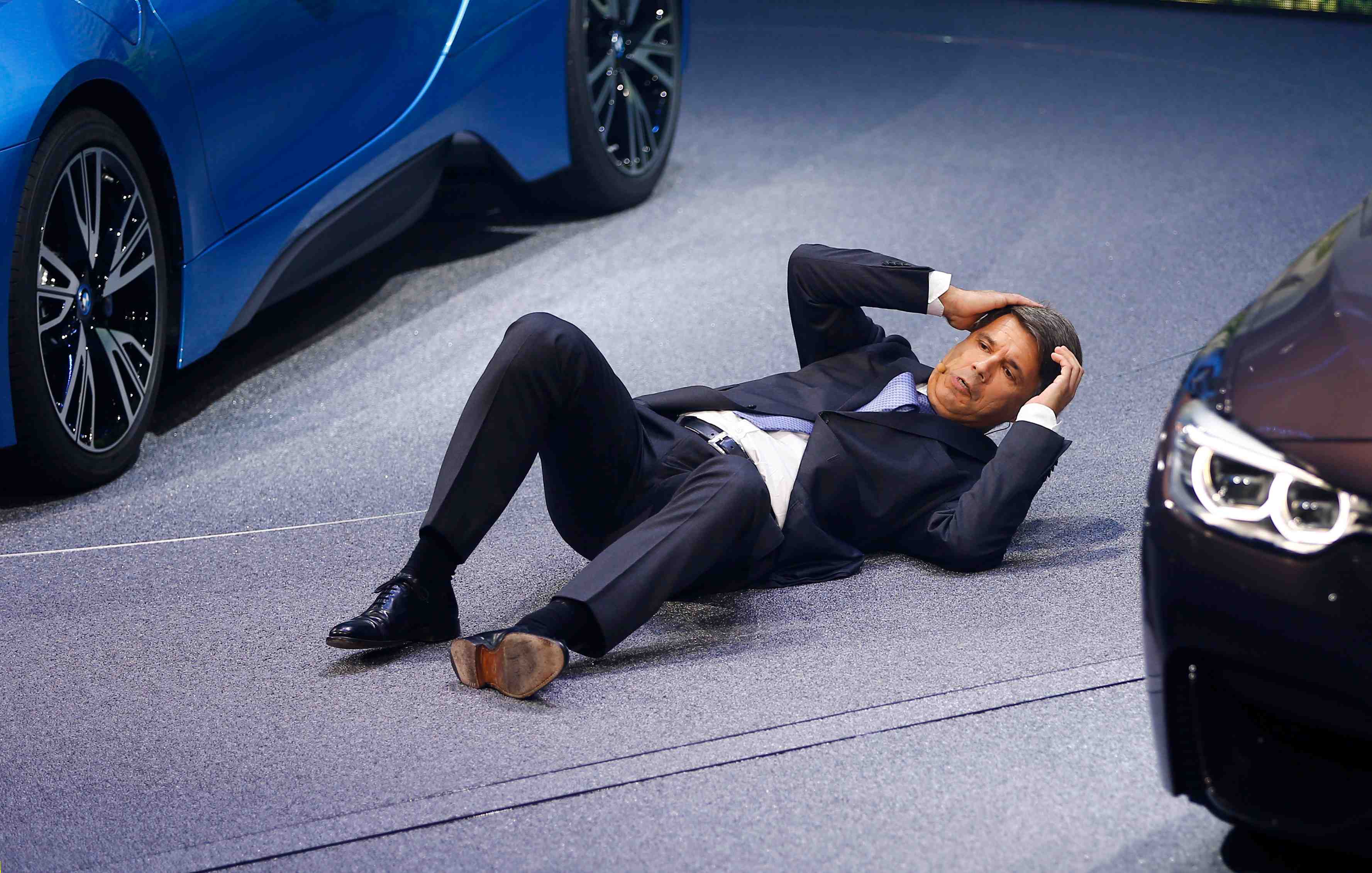 Le patron de bmw fait un malaise au salon de francfort