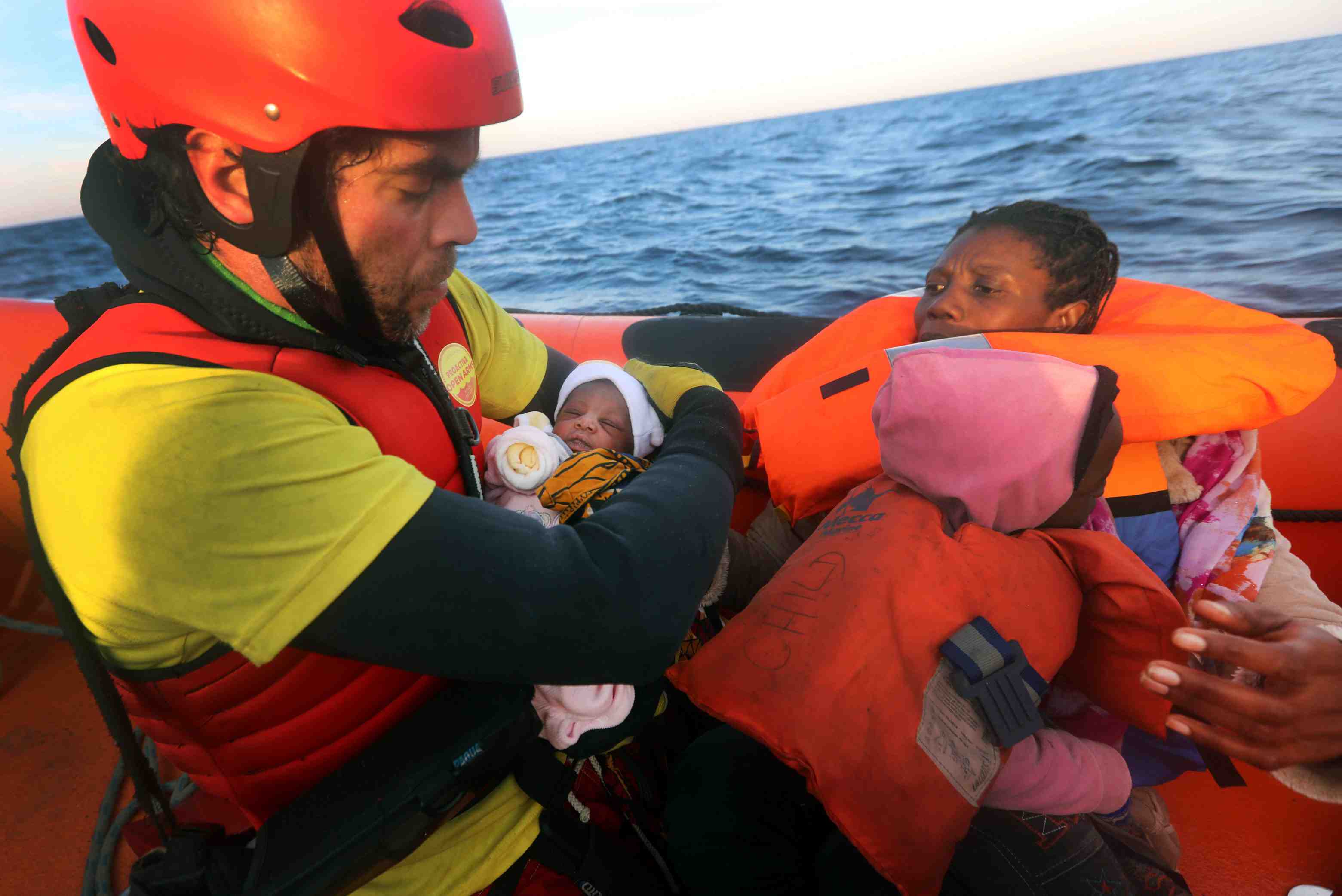 Un nourrisson de quatre jours secouru en mediterranee
