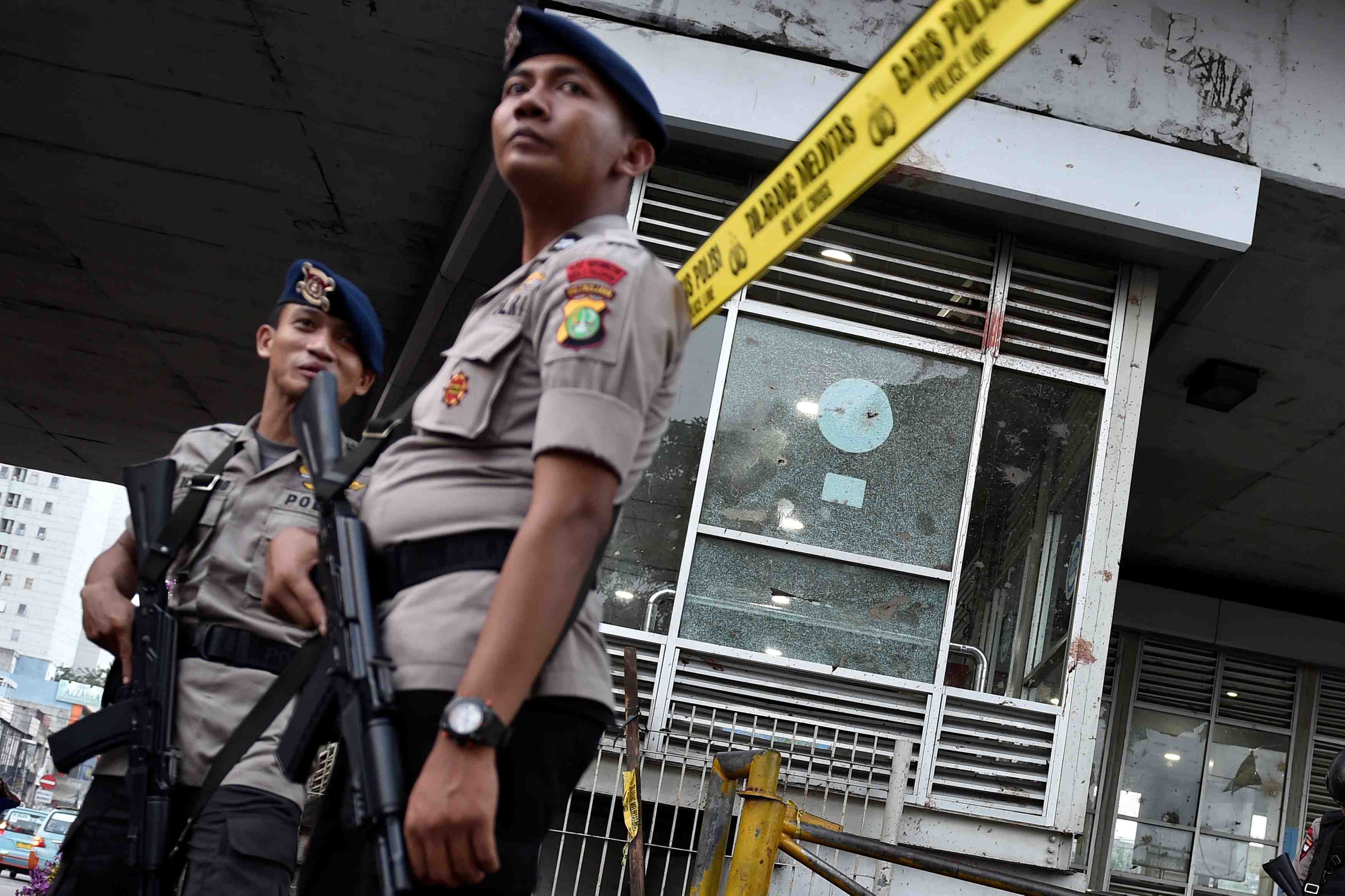 Trois arrestations apres le double attentat suicide a djakarta