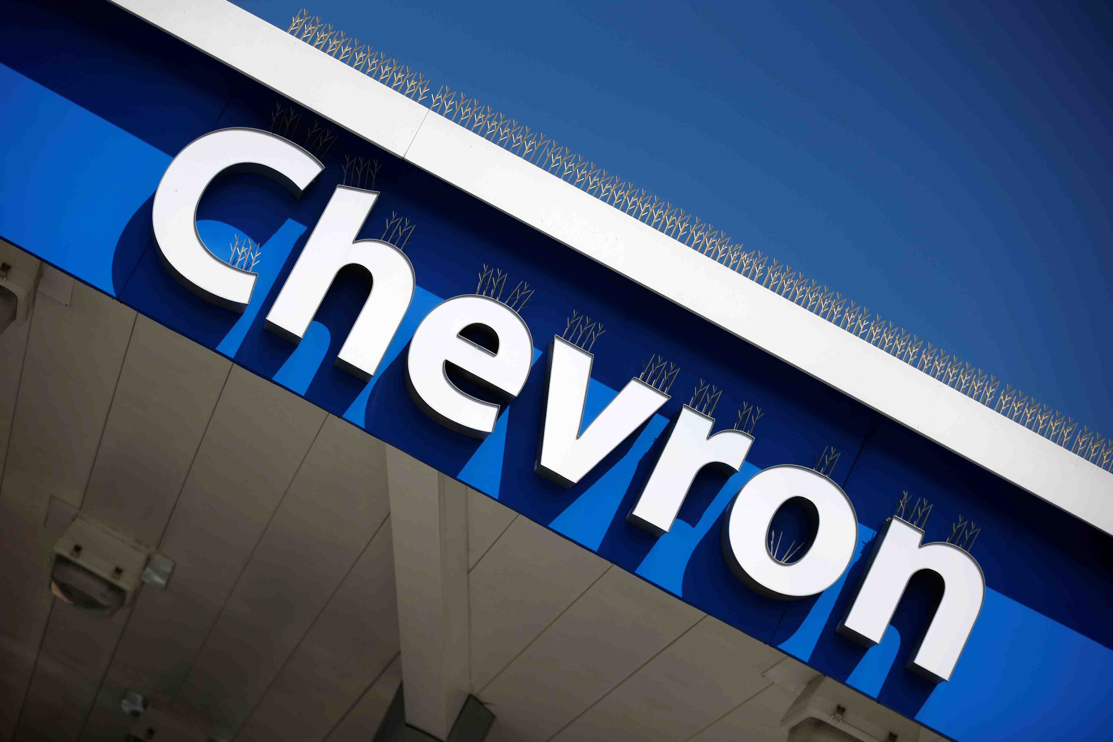 Chevron en perte au quatrieme trimestre a cause des faibles marges sur les carburants, des couts