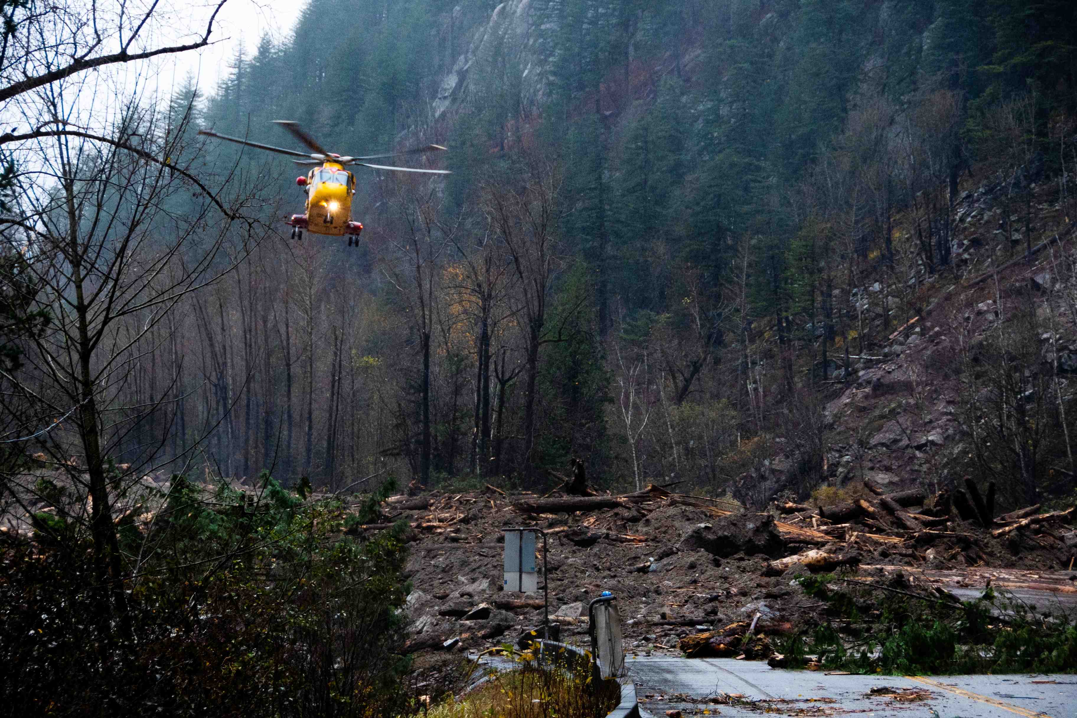 Canada: un mort et deux disparus apres des glissements de terrain en colombie-britannique