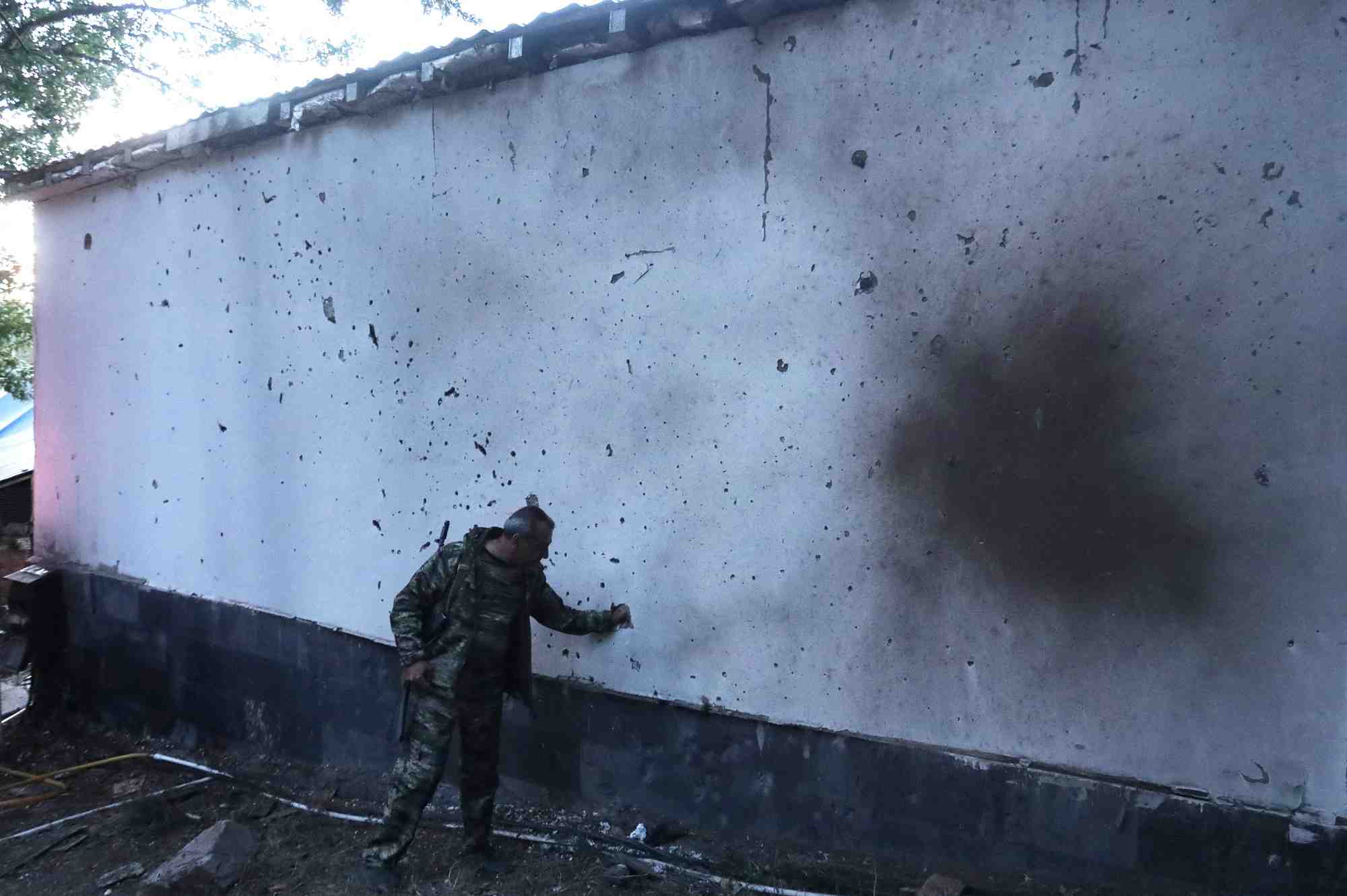 Un homme se tient a cote d'un batiment endommage par les recents bombardements lors des affrontements frontaliers avec l'azerbaidjan, dans la ville de jermuk, en armenie