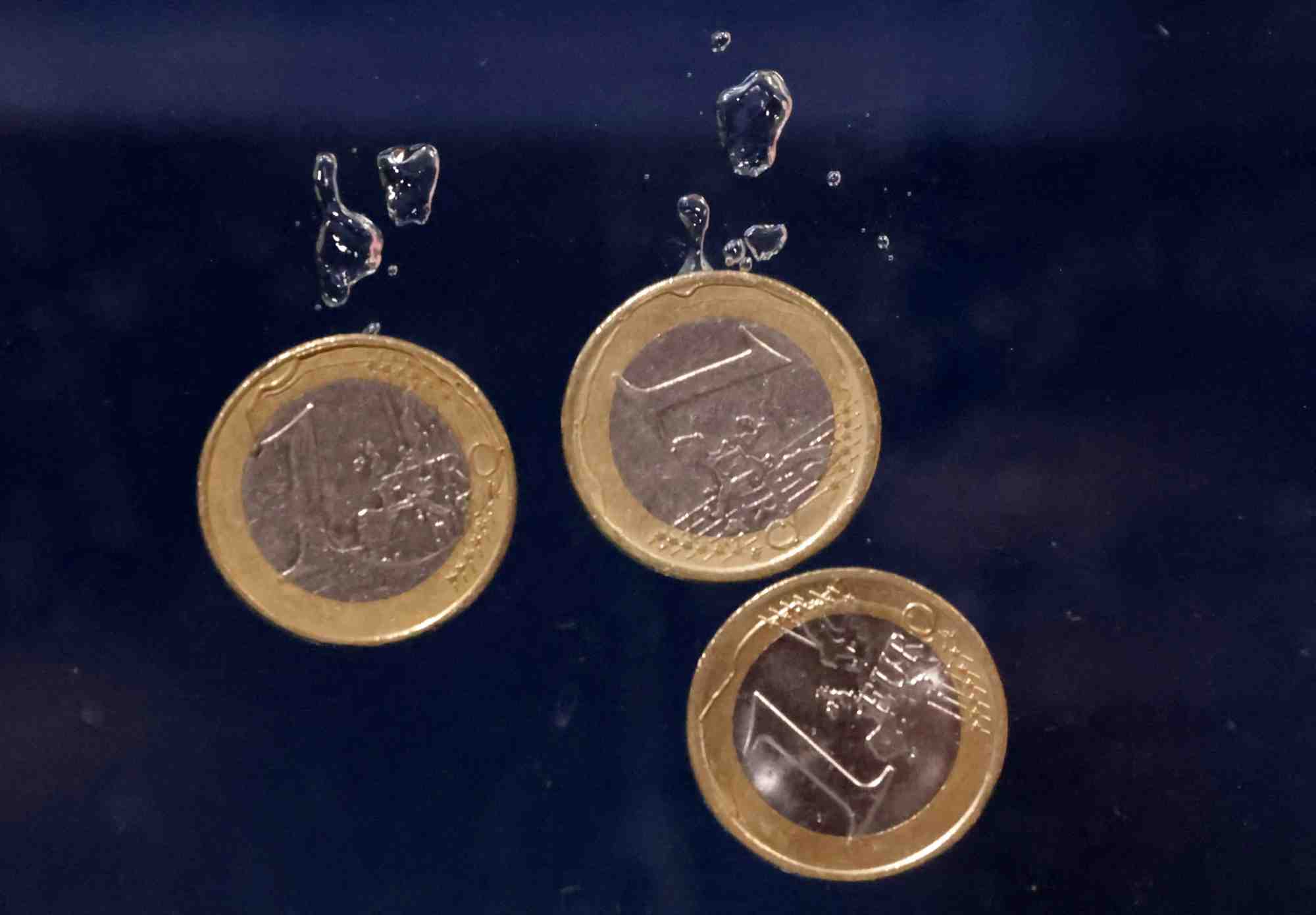 Des pieces d'un euro sont plongees dans l'eau