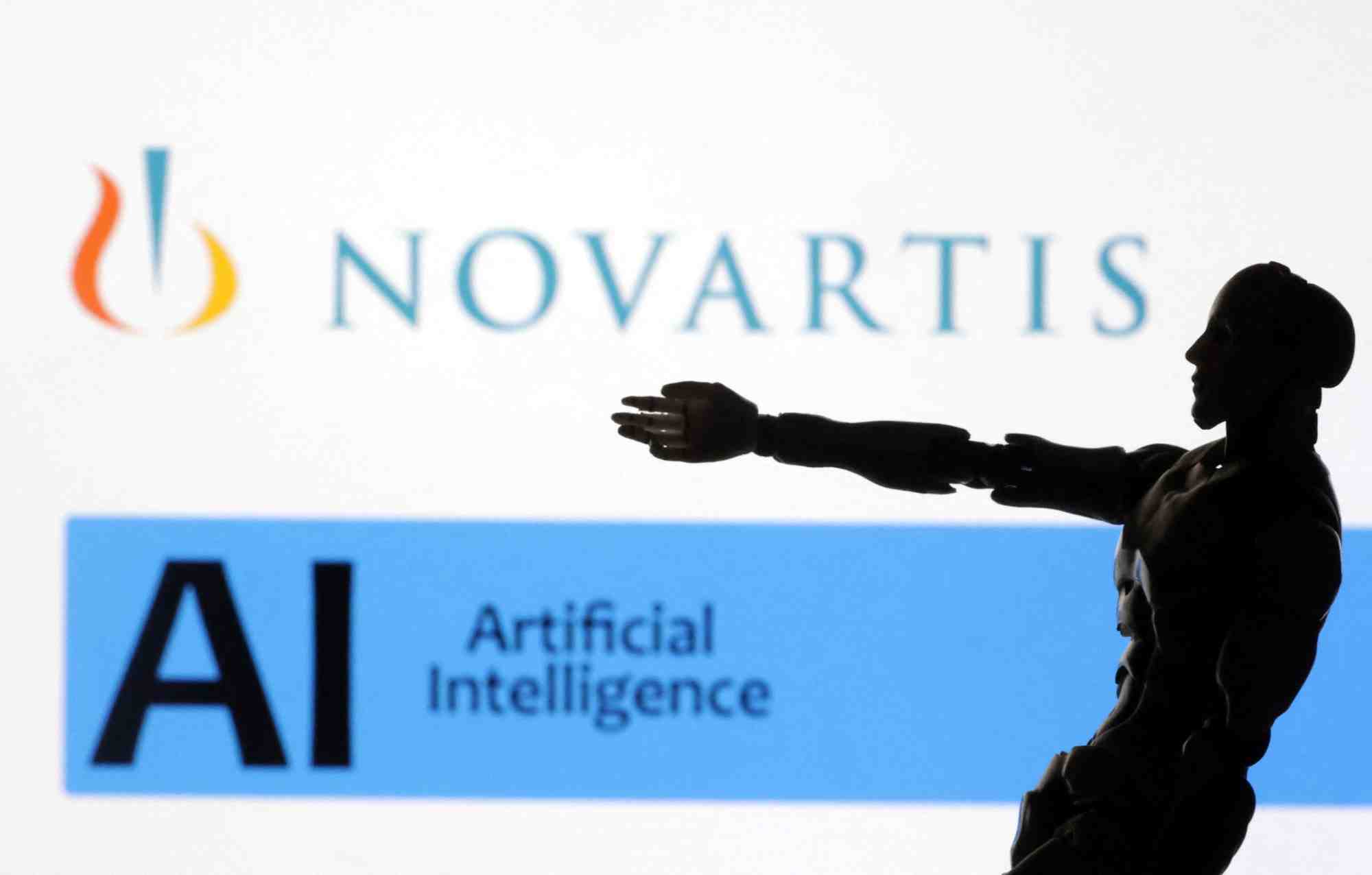 L'illustration montre le logo de novartis, un robot miniature et les mots "ai artificial inteligence" (intelligence artificielle)