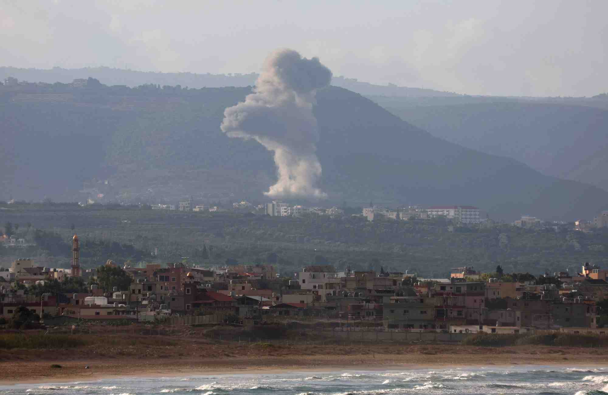 De la fumee s'eleve du cote libanais de la frontiere avec israel, vue de tyr.