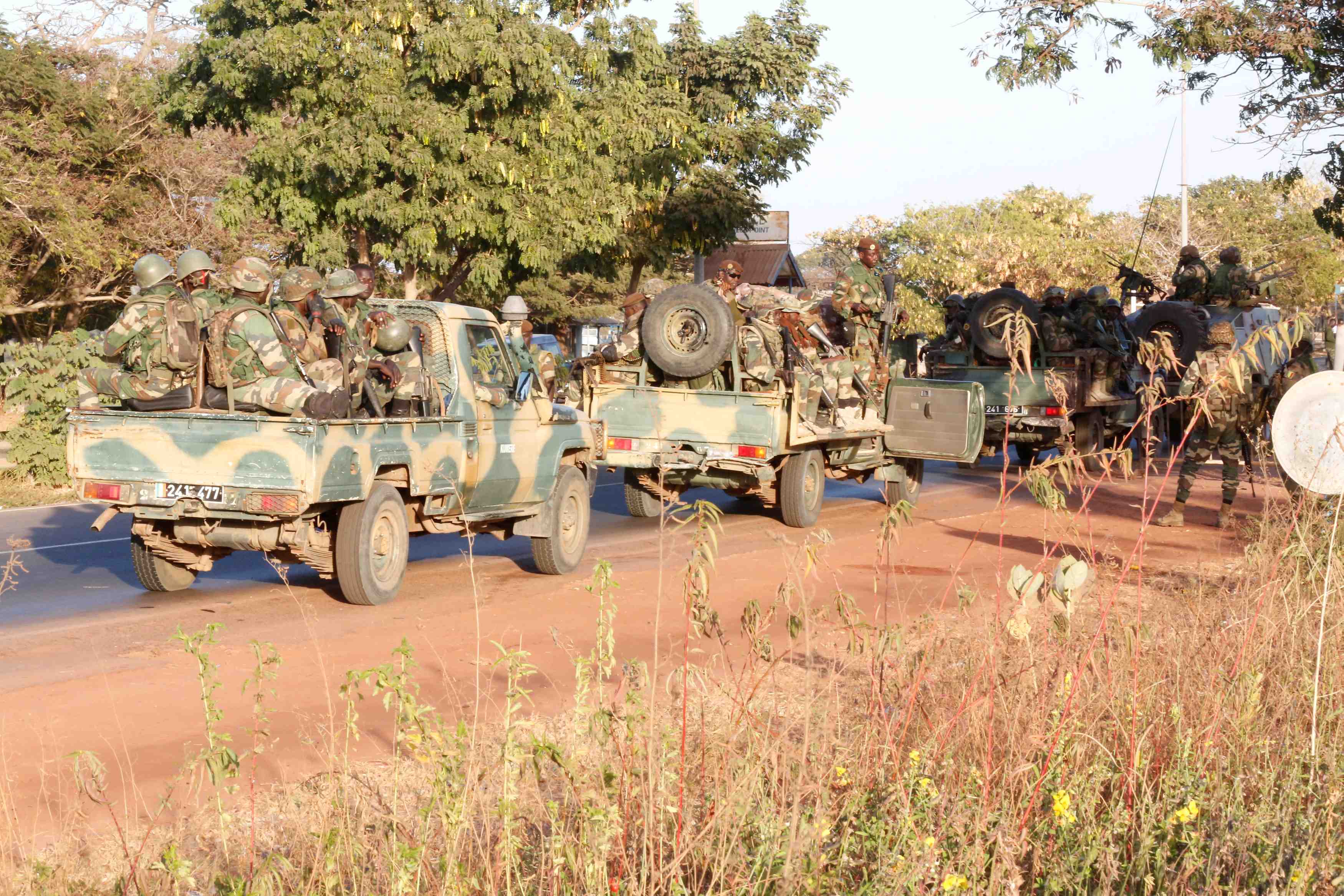 Des soldats de la cedeao entrent banjul