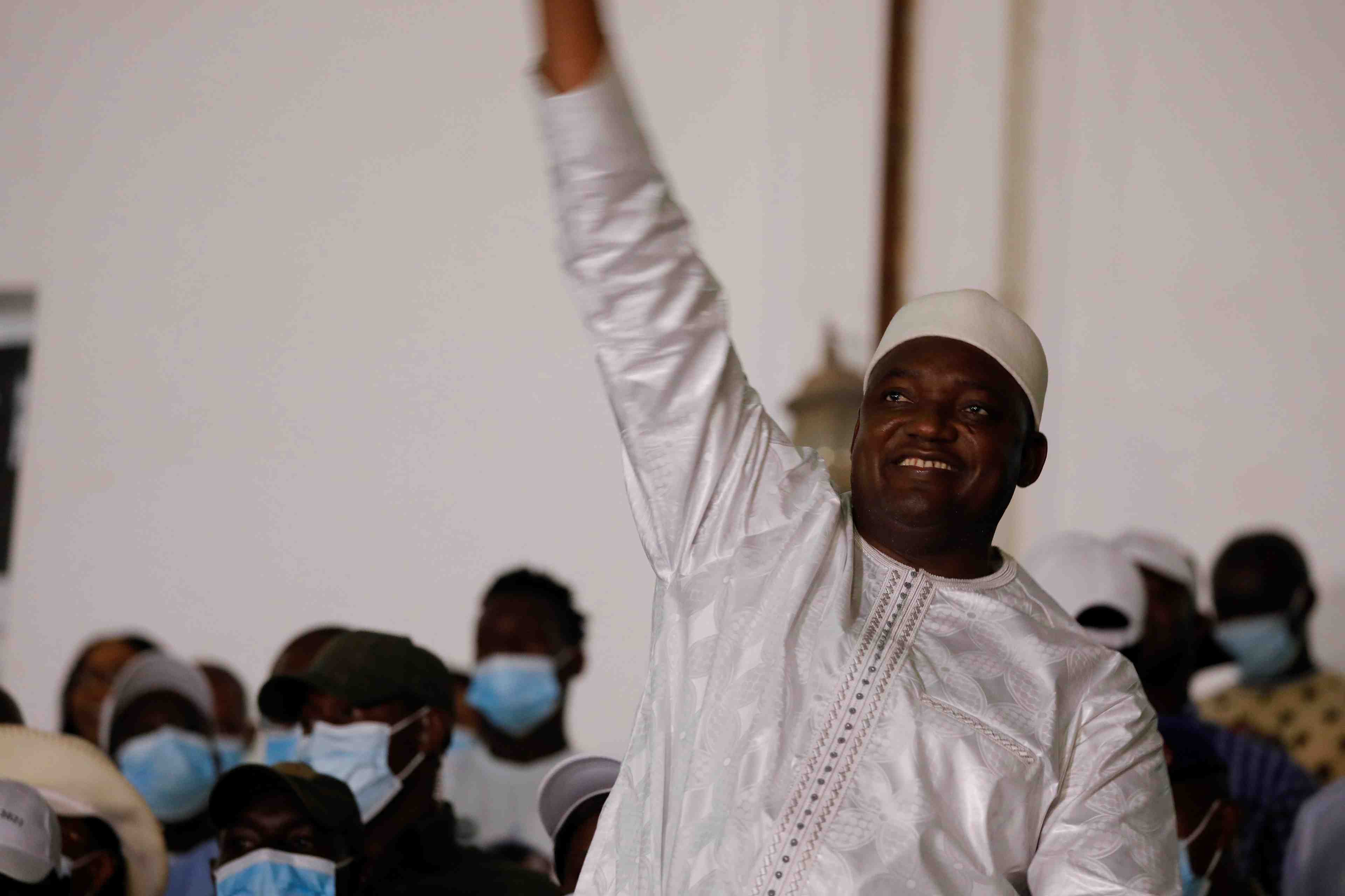 Gambie: victoire du president sortant adama barrow a l'election presidentielle