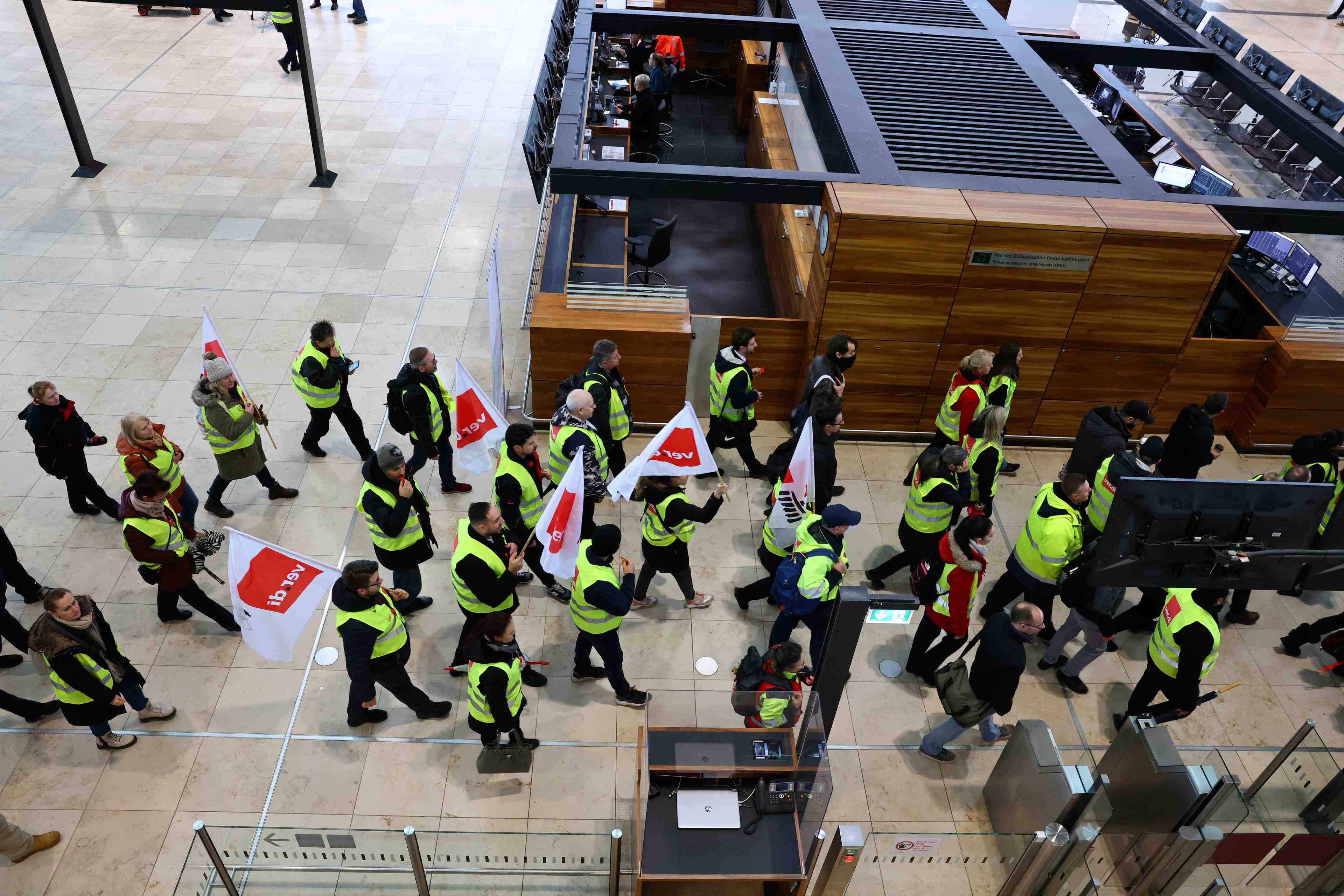 Des travailleurs en greve a l'aeroport de berlin-brandenbourg