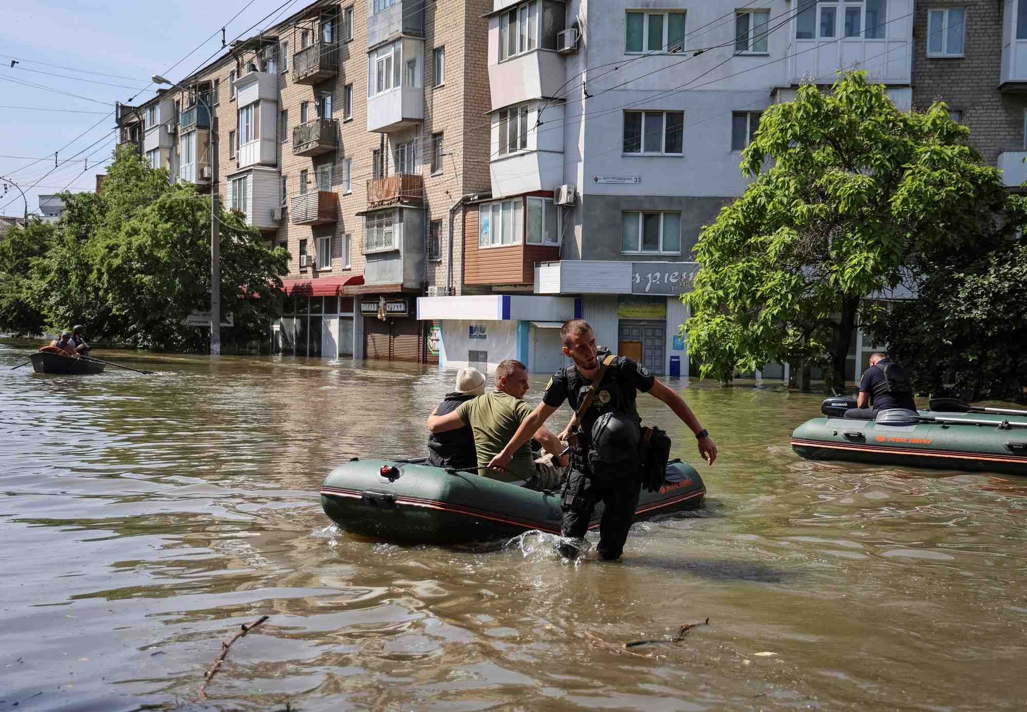 La police evacue les residents a kherson, en ukraine