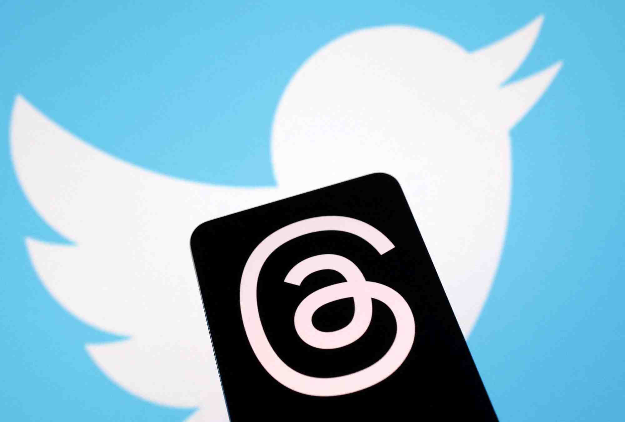 Le logo de Threads (en noir) sur celui de Twitter.