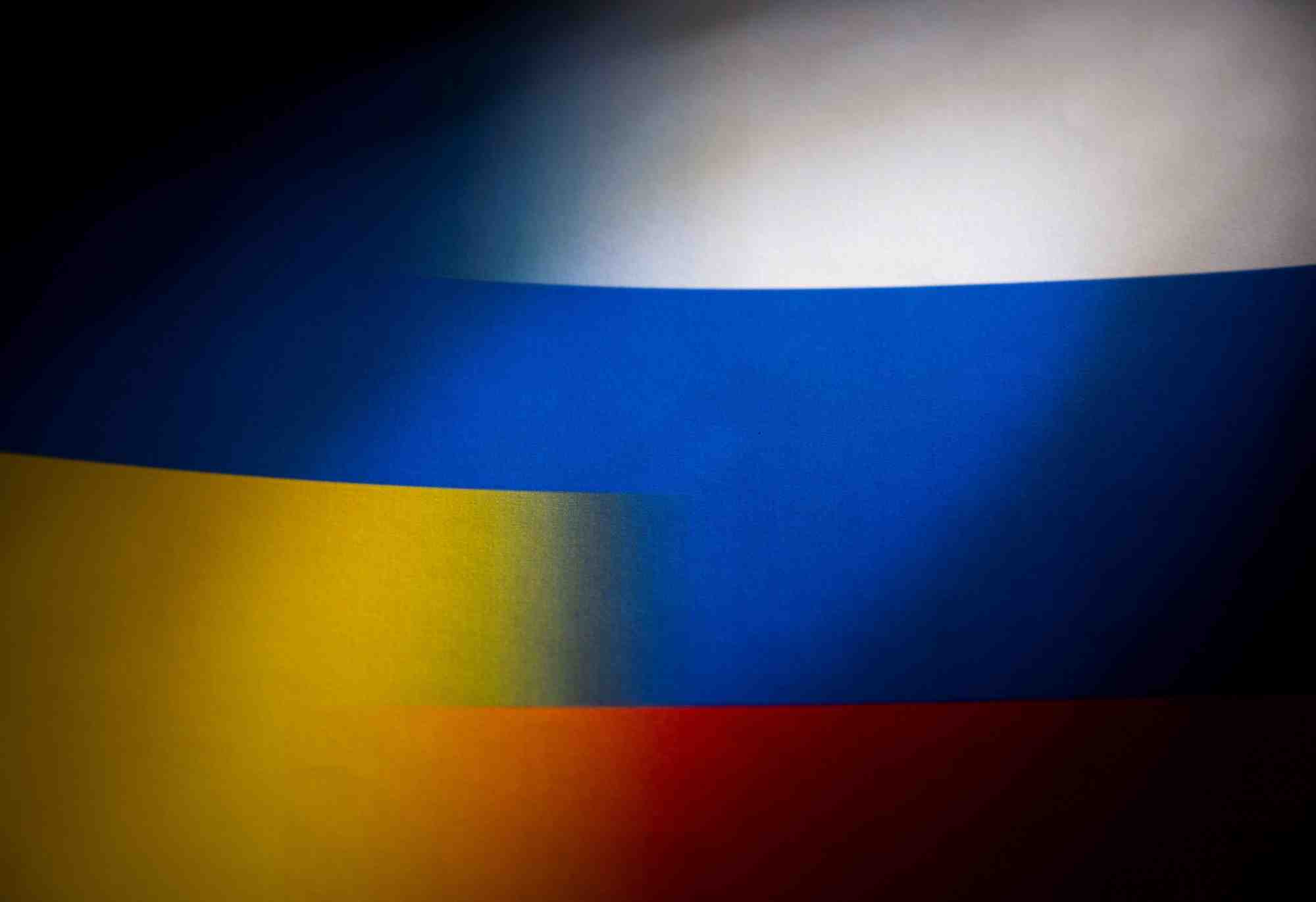 Une illustration des drapeaux de la russie et de l'ukraine