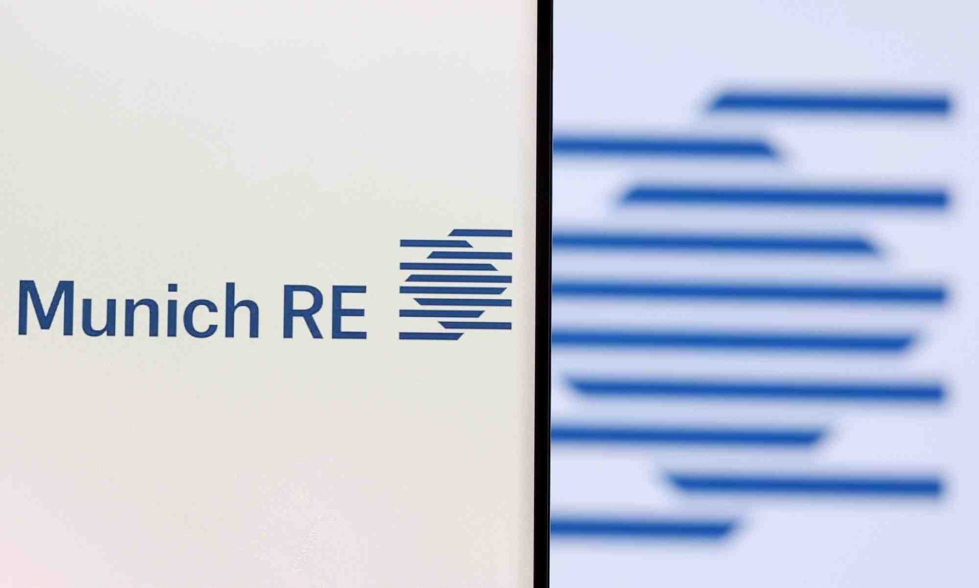 L'illustration montre un smartphone avec le logo du groupe munich re