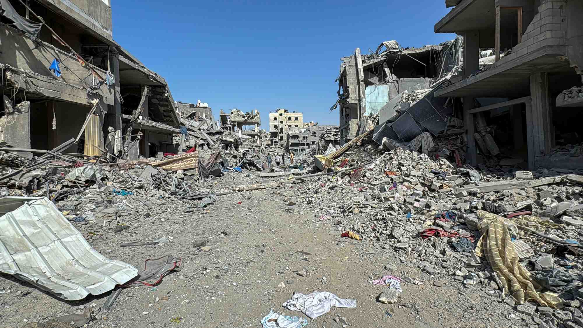 Les palestiniens constatent les degats apres le retrait des forces israeliennes de la zone autour de l'hopital kamal adwan, dans le cadre du conflit entre israel et le hamas, a jabalia, dans le nord de la bande de gaza.
