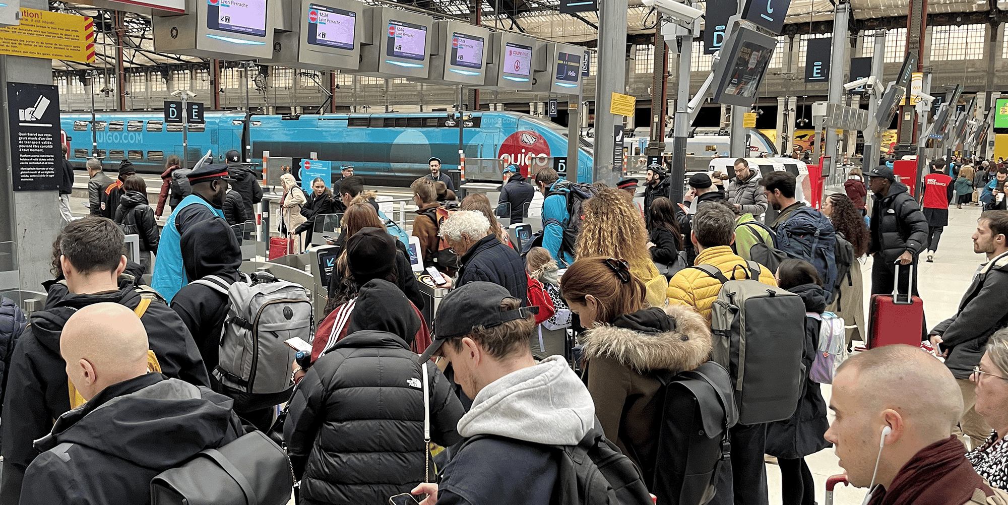 La cette proposition de loi octroie notamment au gouvernement un quota de 30 jours par an durant lesquels les « personnels des services publics de transports » seraient privés de leur droit de grève.