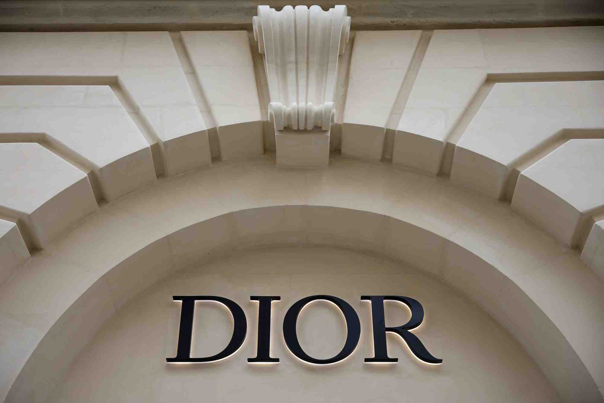 Le logo de la maison de couture francaise dior sur la facade du 30 montaigne