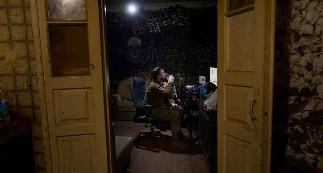 Dans une maison transformée en centre de commandement, un officier ukrainien supervise un assaut des hommes de la 59e brigade, à Pokrovsk, le 15 février 2025.