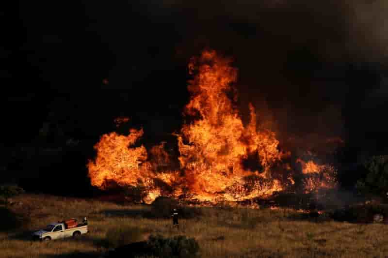 Un feu de foret menace des habitations au sud d'athenes