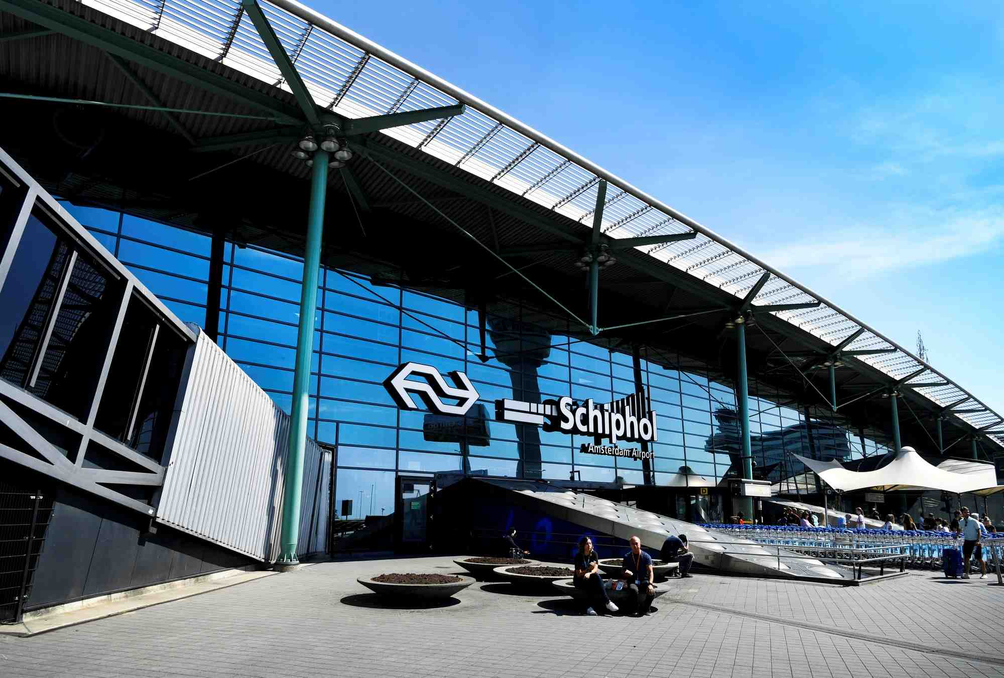Un hall de l'aeroport de schiphol evacue apres une alerte a la bombe