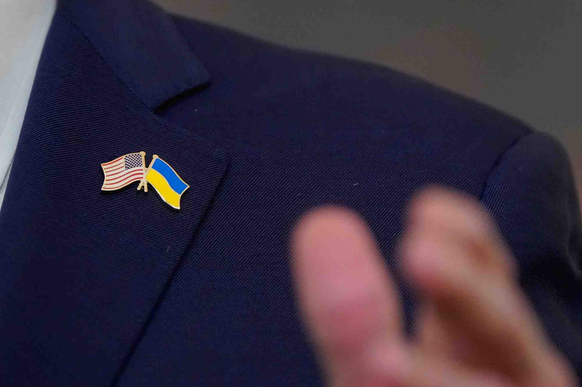 Un pin's des drapeaux des etats-unis et de l'ukraine
