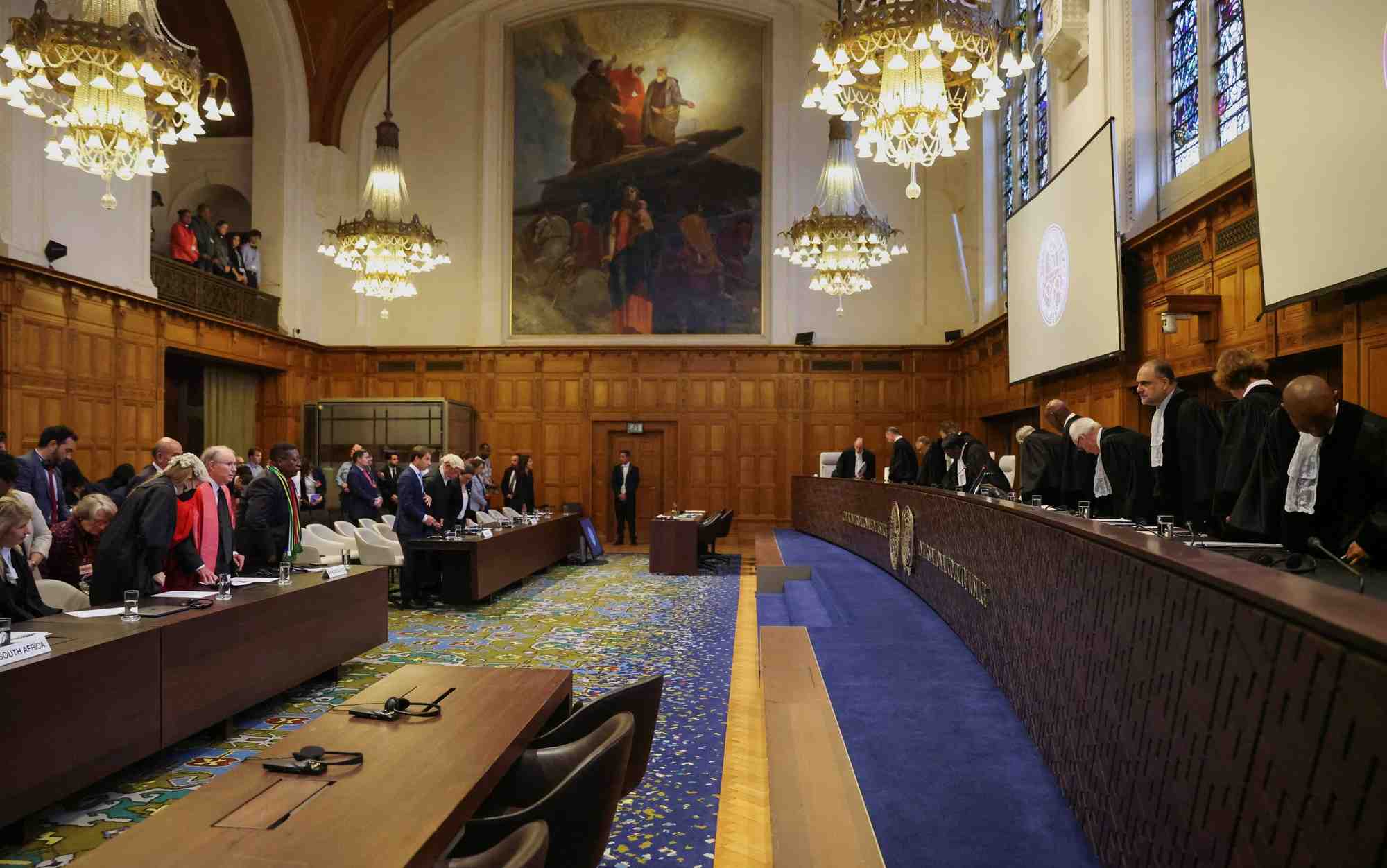 Des delegues assistent a une decision sur la demande de l'afrique du sud d'ordonner l'arret de l'offensive israelienne de rafah a gaza, a la cour internationale de justice (cij), a la haye