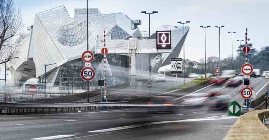 Trois radars thermiques ont été installés le long de l'axe M6/M7 traversant Lyon en passant par le tunnel de Fourvière, afin de contrôler le respect des voies de covoiturage.