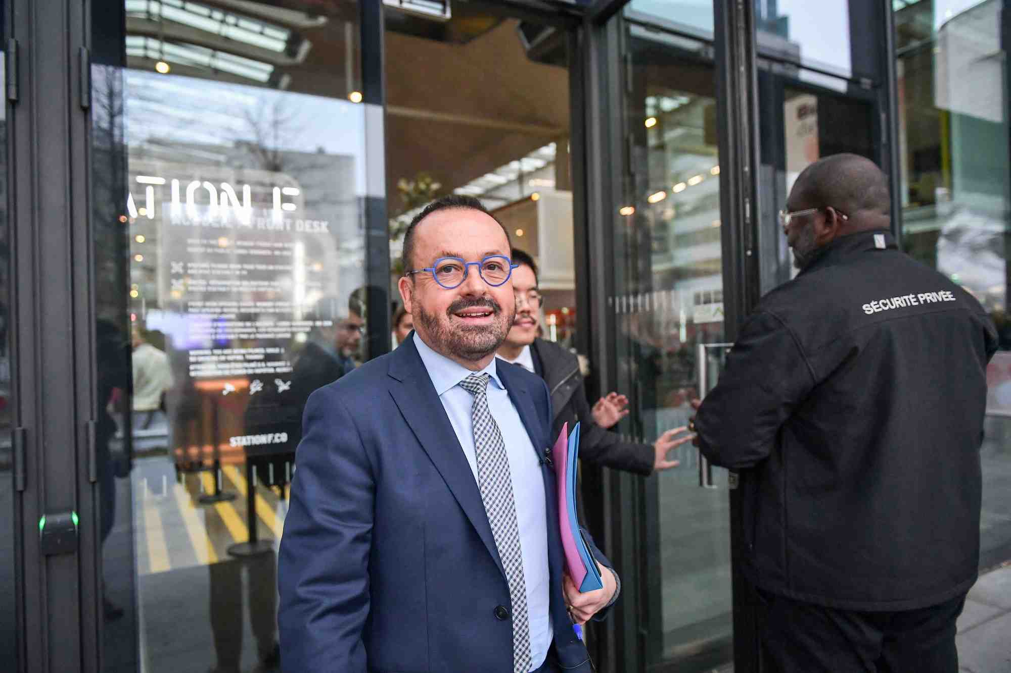 Yannick Neuder, ministre de la Santé, a annoncé la formation de 500.000 soignants à l'intelligence artificielle dès septembre. (photo d'illustration)