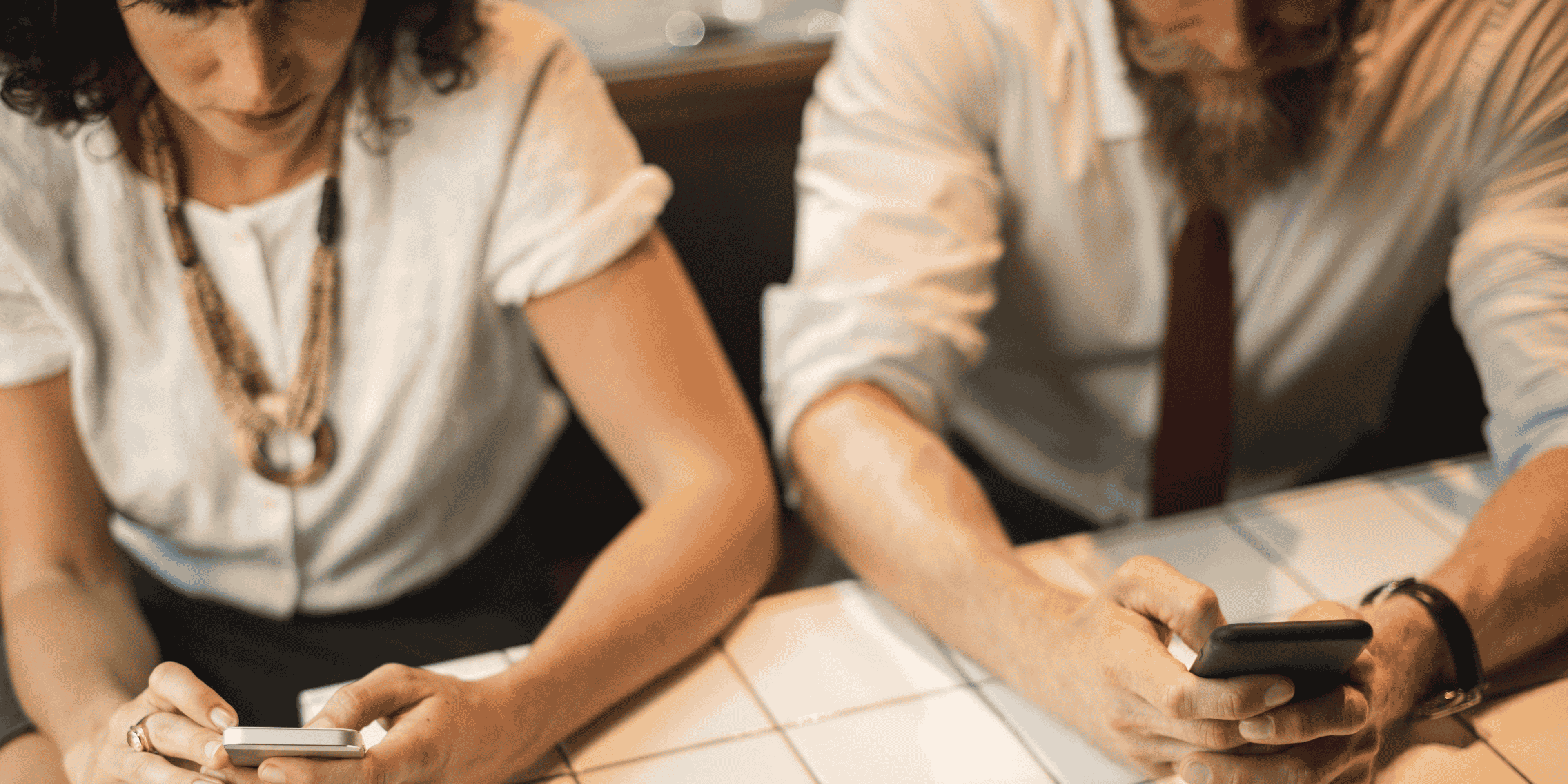Jeune femme et jeune homme avec un téléphone portable