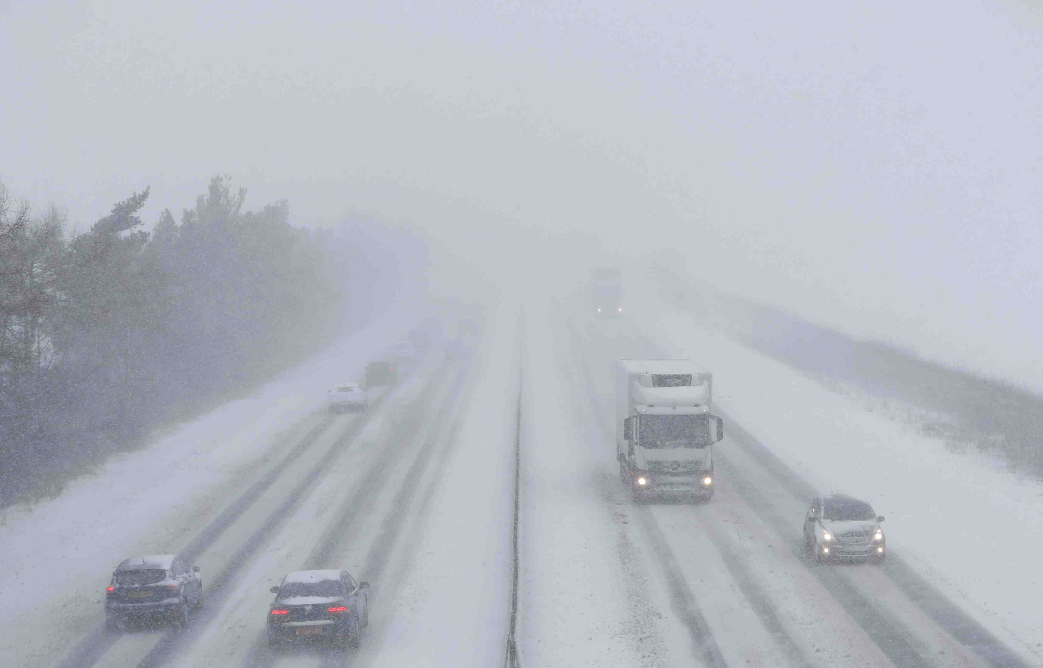 Des centaines d'automobilistes bloques par le blizzard en ecosse