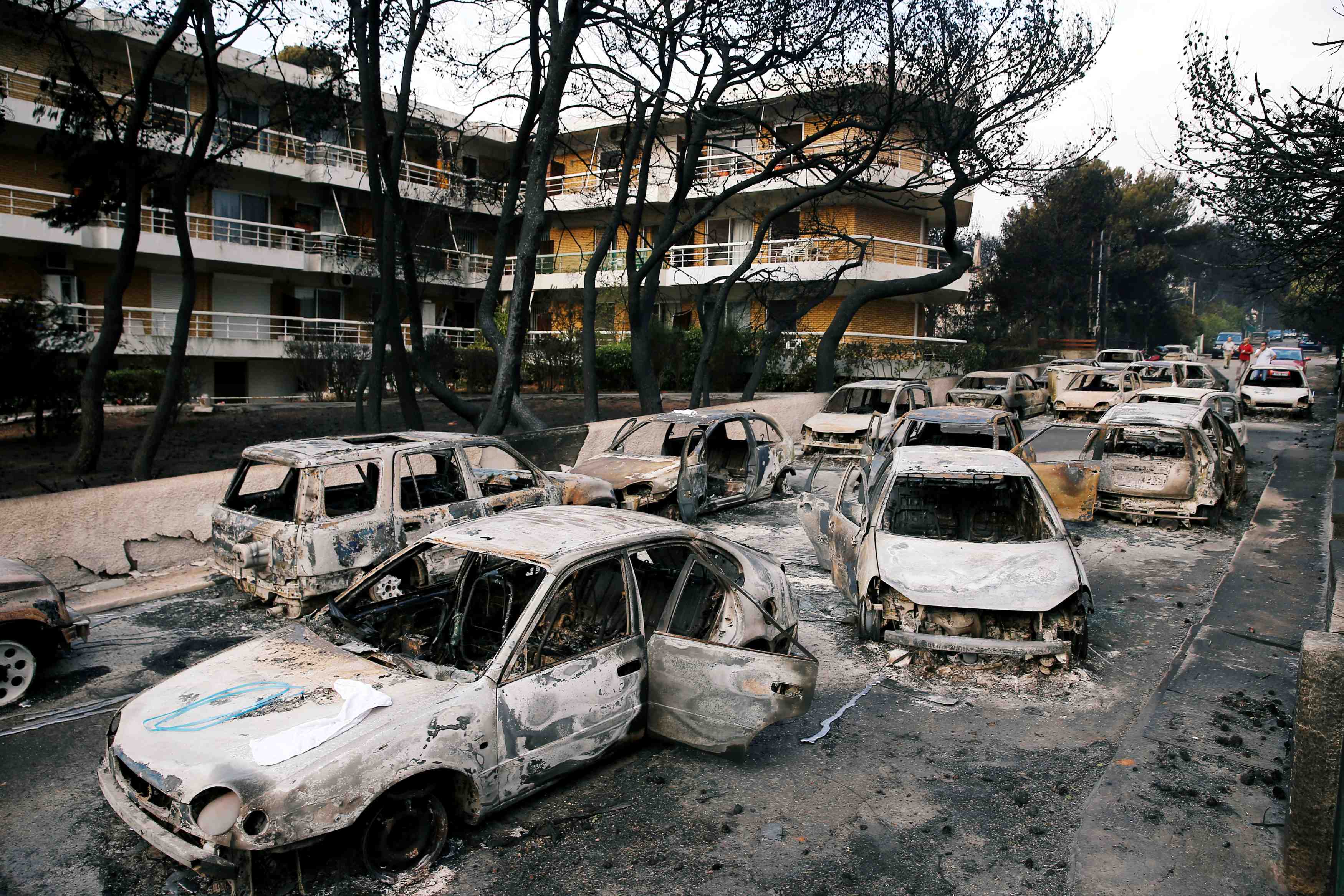 Apres les incendies, tsipras promet de demolir les constructions illegales