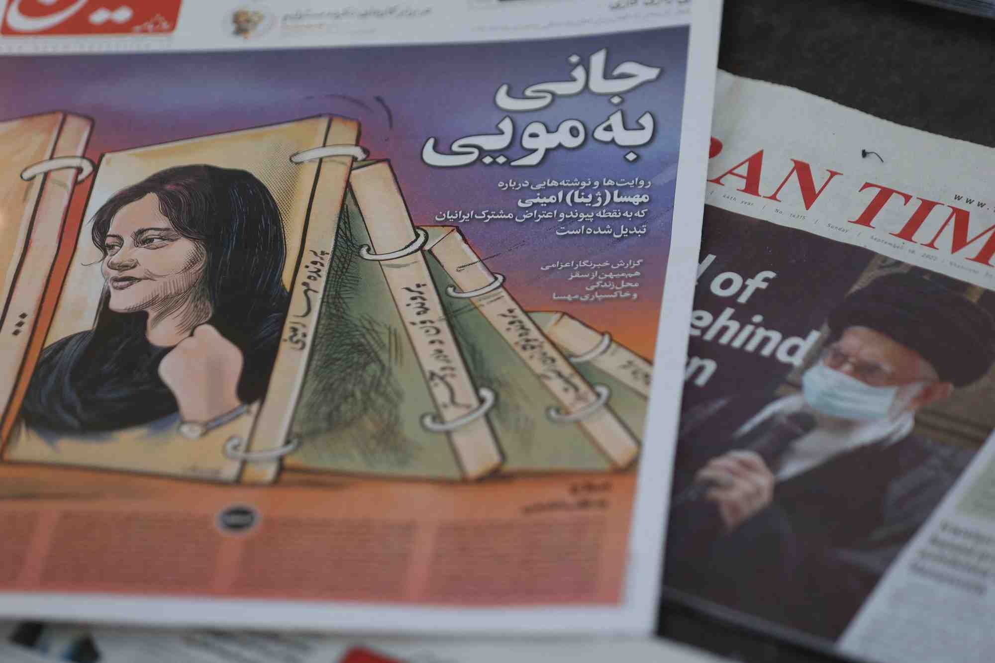 Un journal avec la photo de couverture de mahsa amini photographie a teheran, en iran