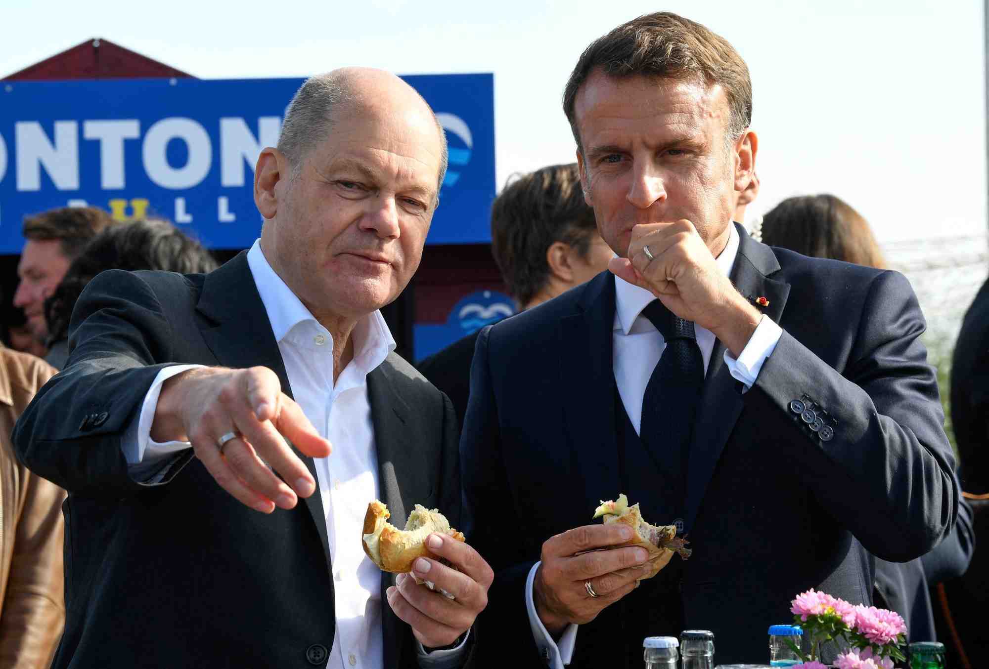 Le chancelier allemand olaf scholz et le president francais emmanuel macron a hambourg, en allemagne