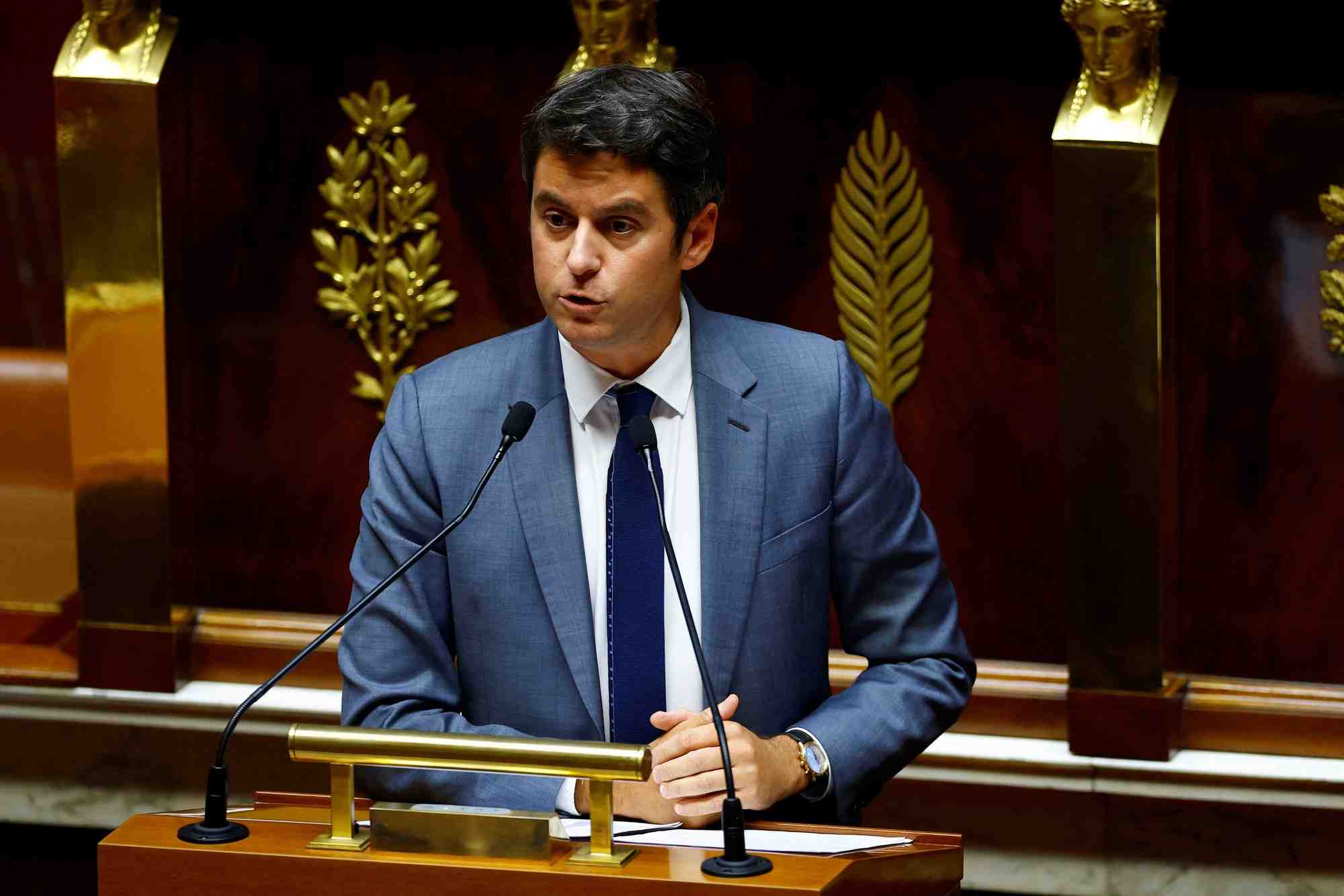 L'ancien premier ministre francais gabriel attal prononce un discours a l'assemblee nationale