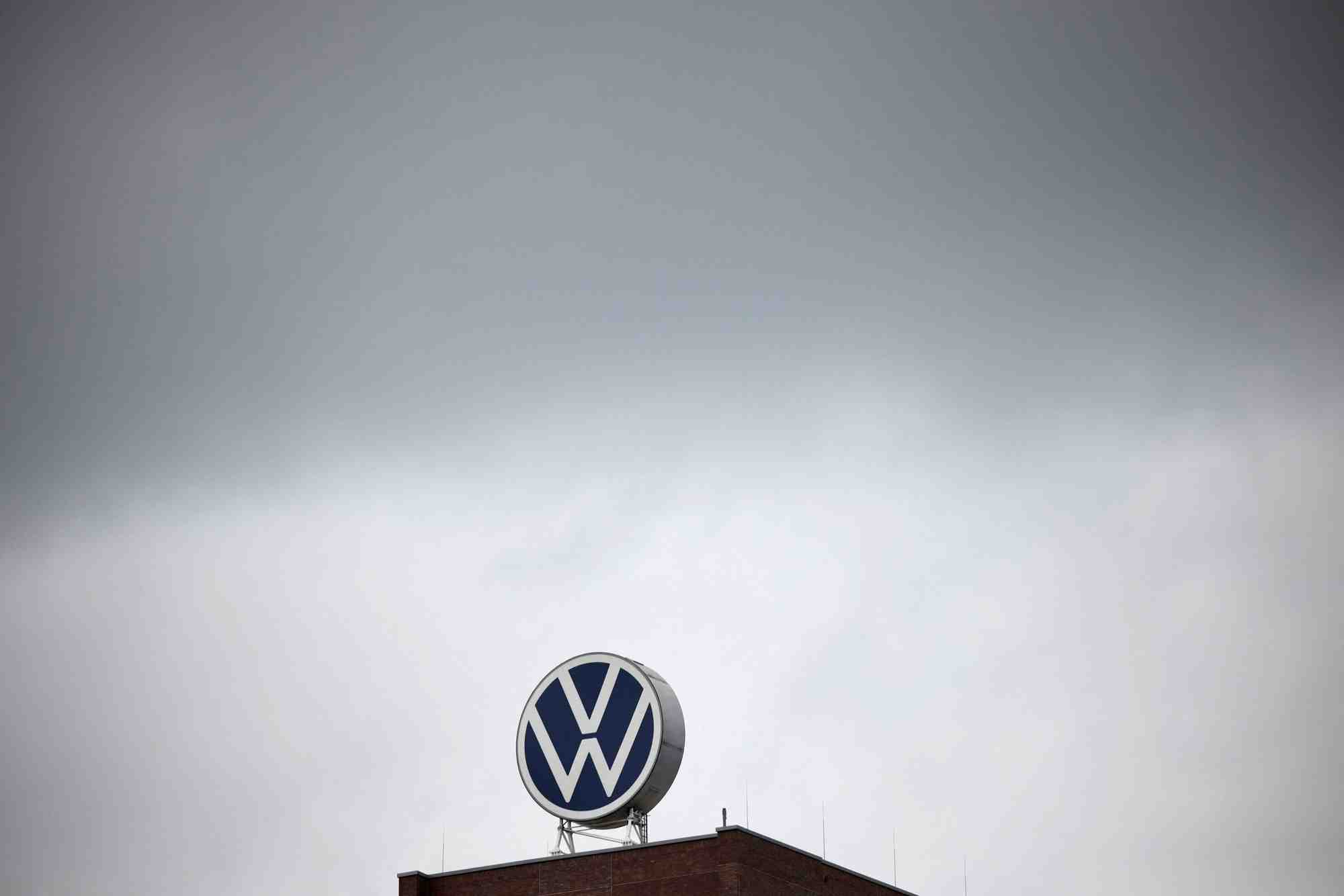 Un logo vw au siege de l'entreprise a wolfsburg