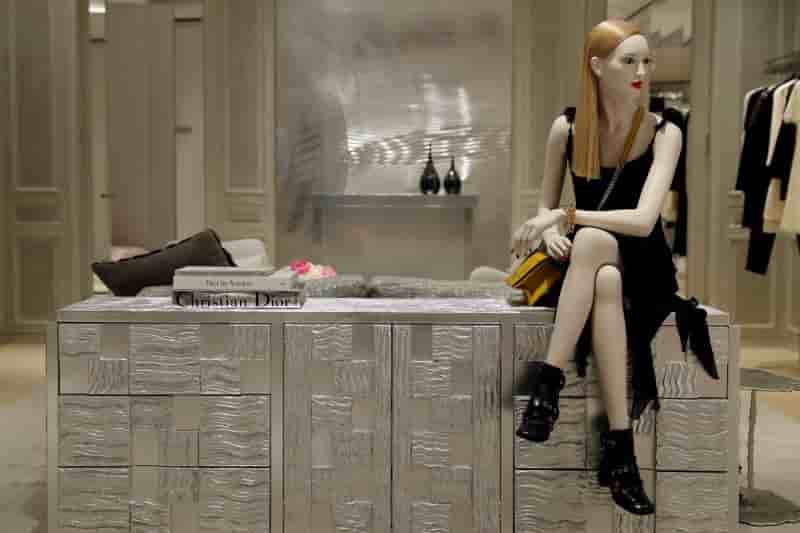 Dior compense la chute du tourisme a paris grace a londres