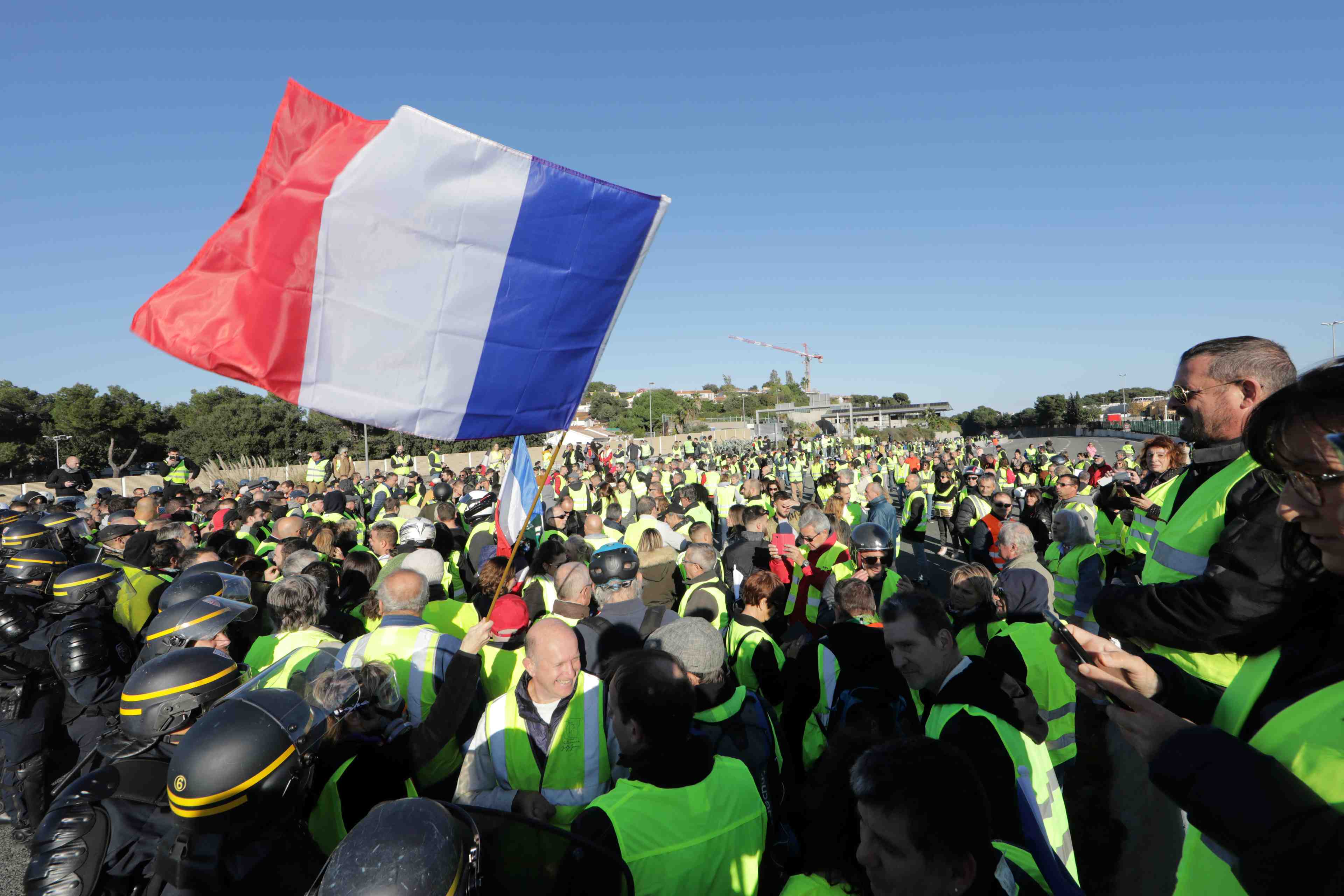 La mobilisation des "gilets jaunes" reussie mais endeuillee
