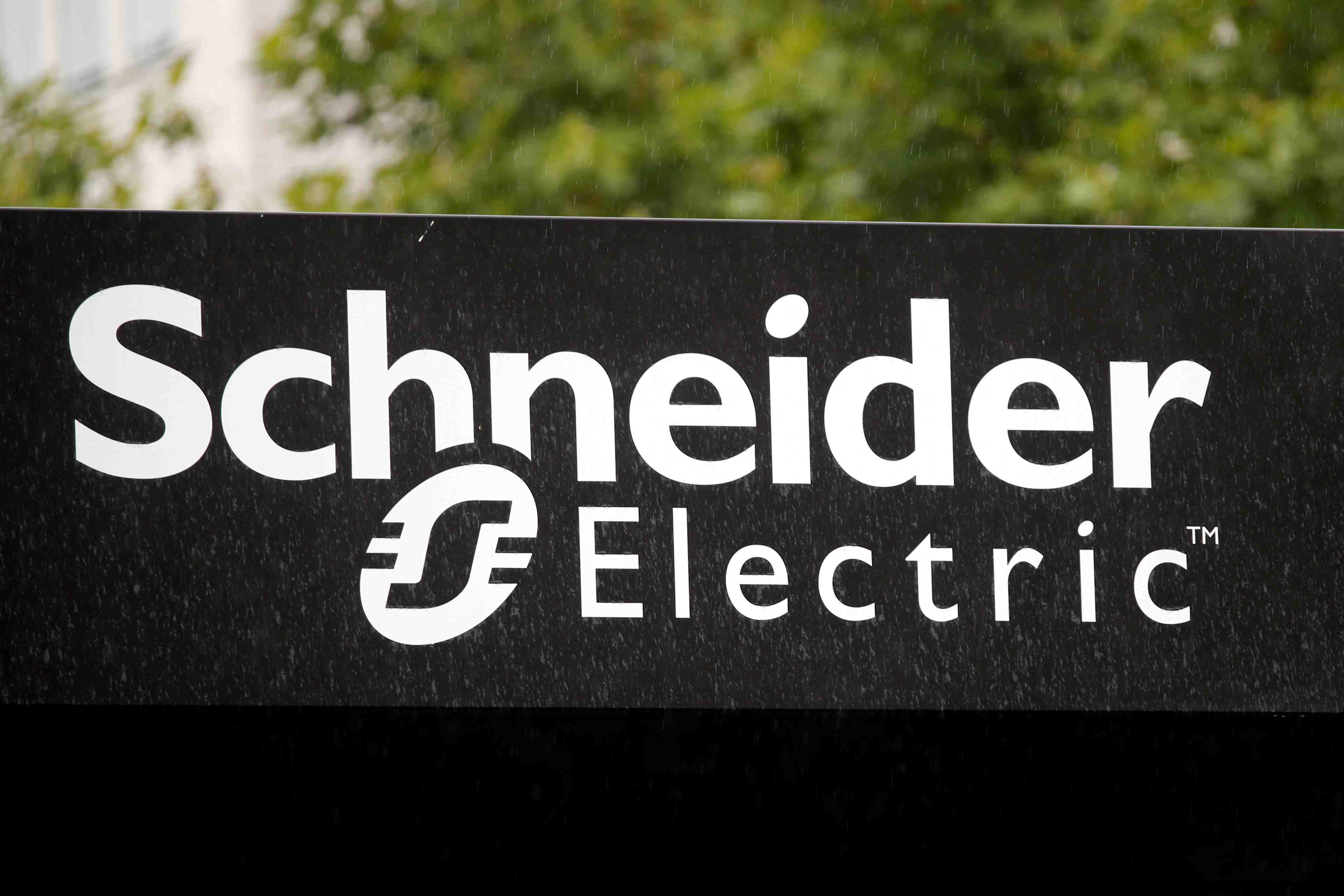 Coronavirus: schneider suspend a son tour ses objectifs