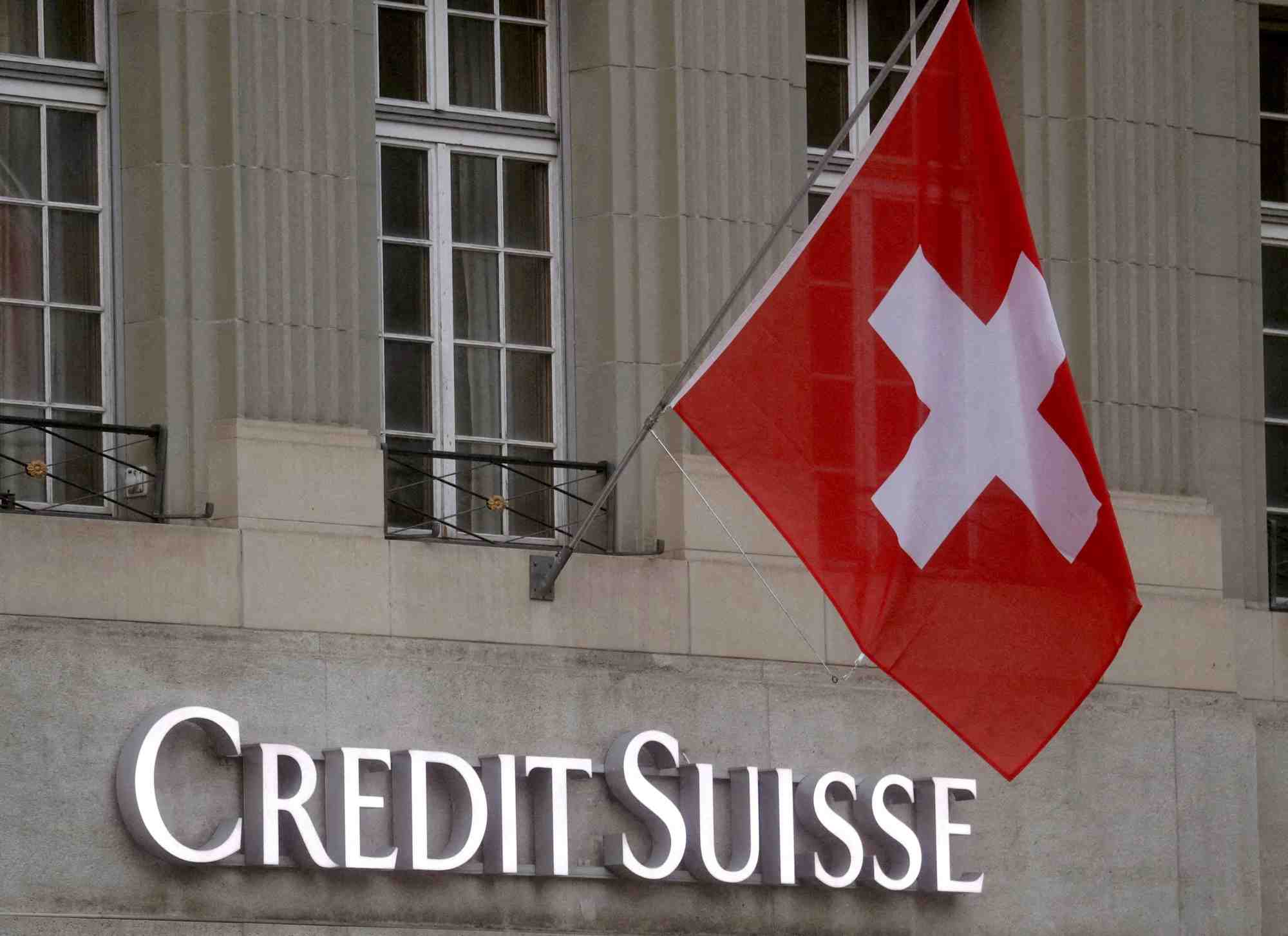 Le logo de credit suisse devant une succursale a berne