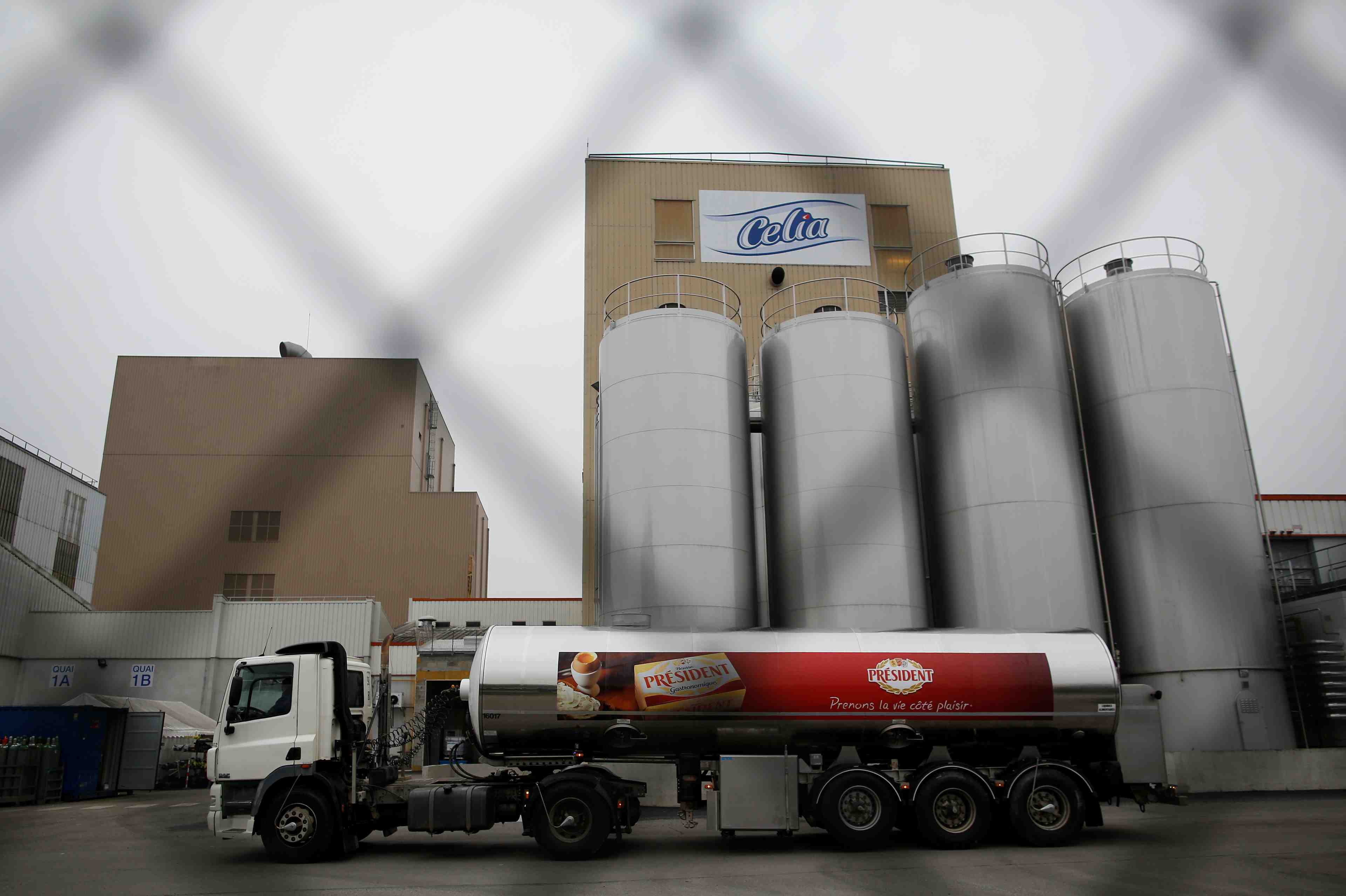 Des producteurs de lait devant l'usine lactalis de craon