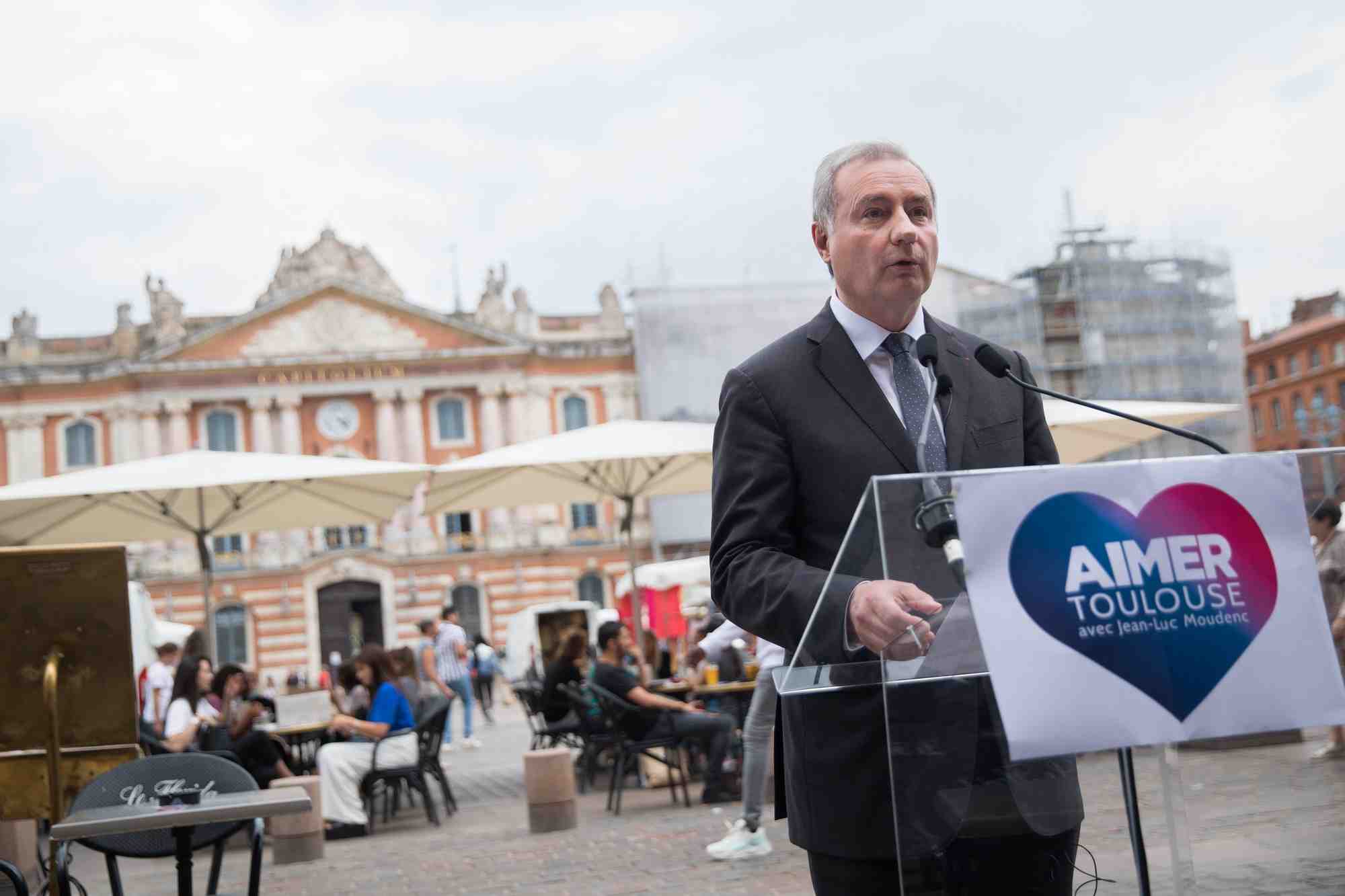 Le candidat aux élections municipales à Toulouse, Jean-Luc Moudenc, s'affiche comme le candidat de l'emploi.
