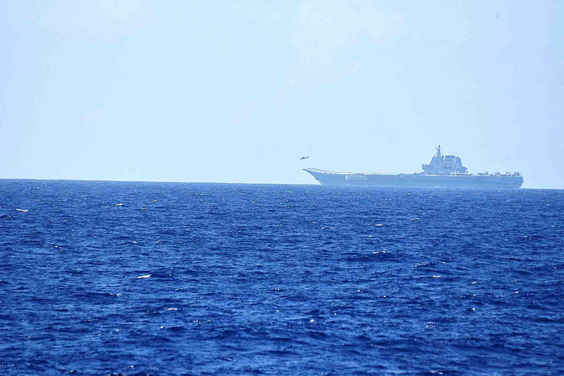 Un helicoptere decolle du porte-avions chinois shandong