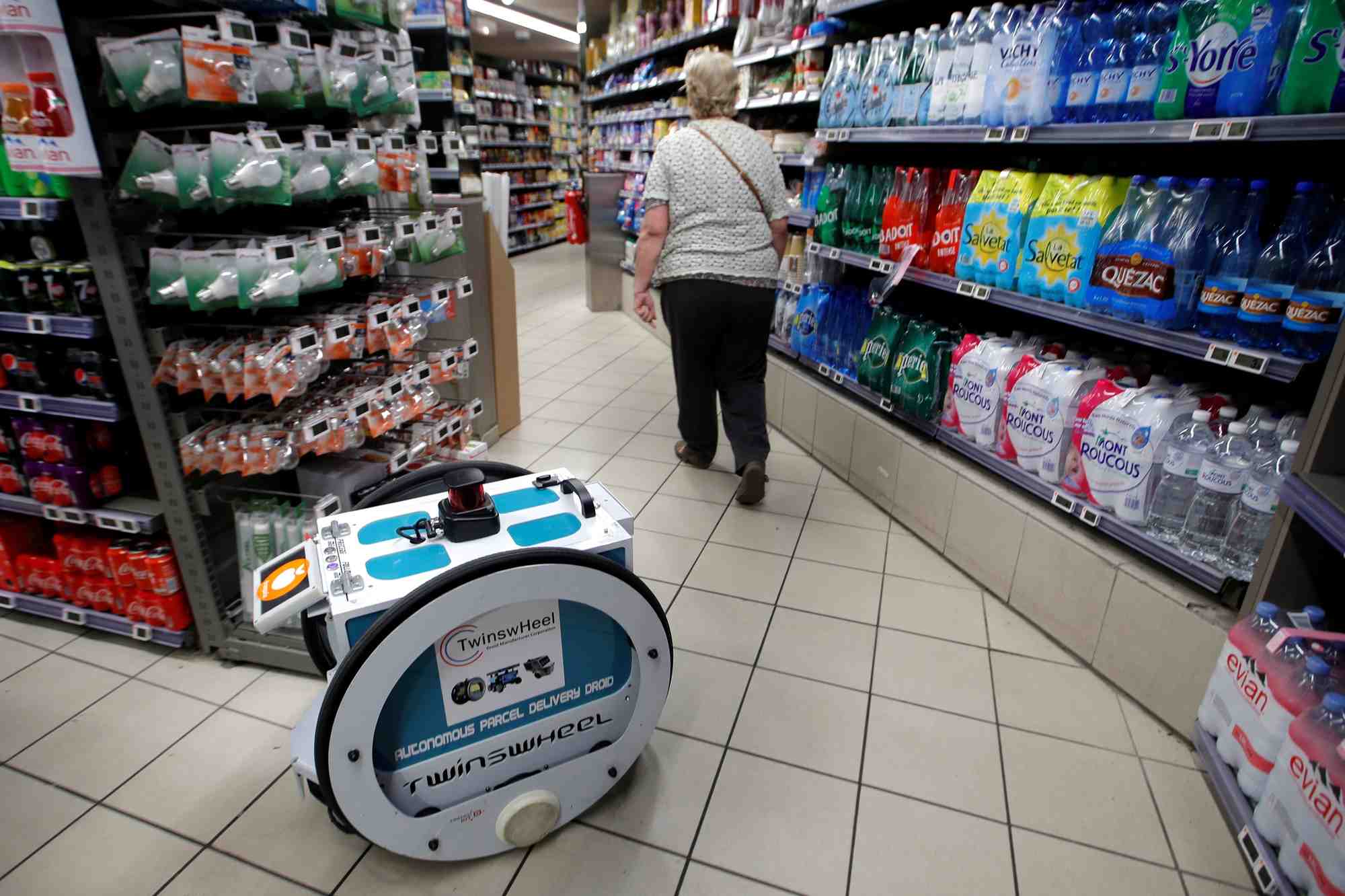 Une femme fait ses courses dans une epicerie a paris