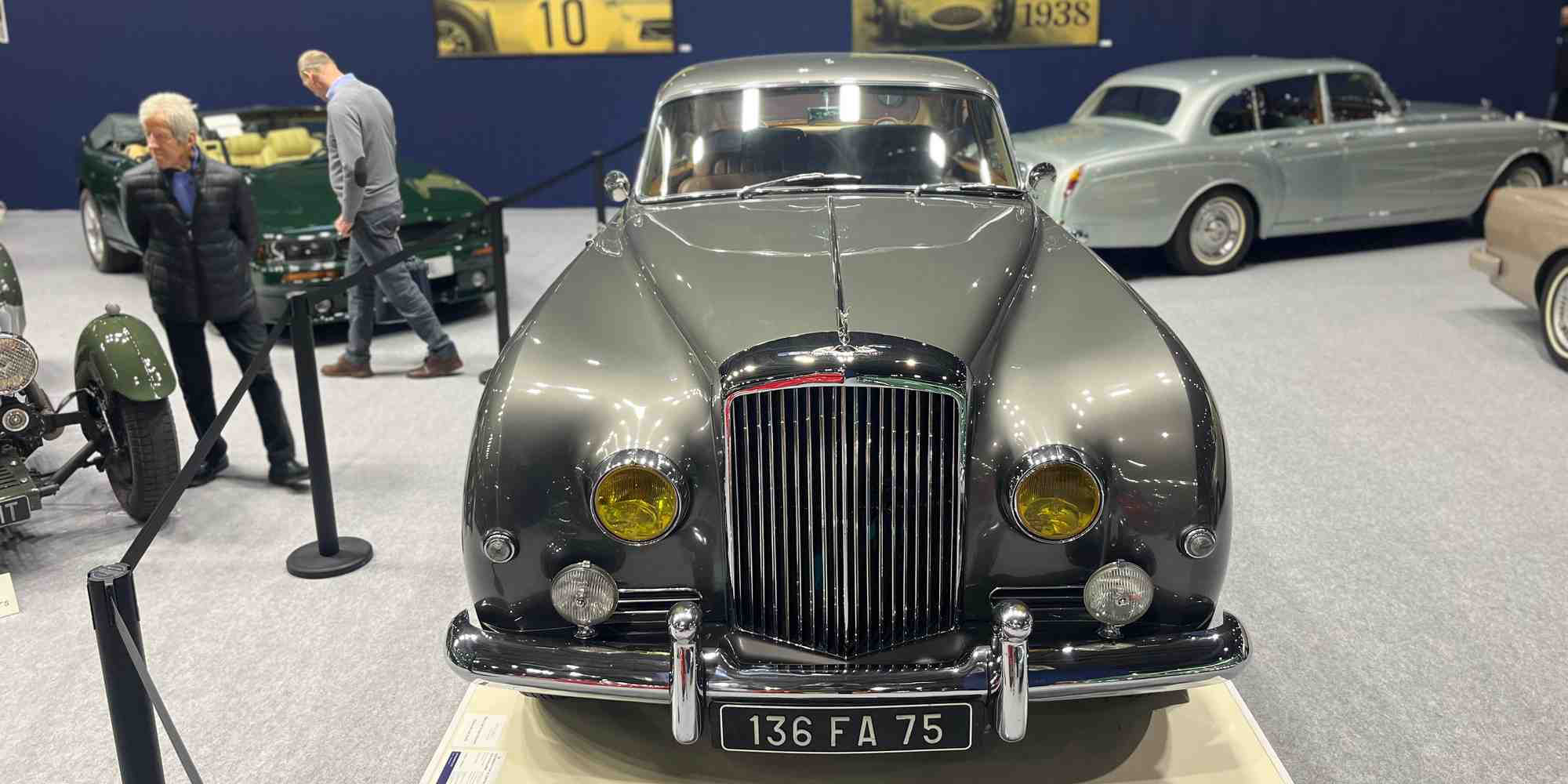 La Bentley S1 Continental, voiture chouchou du photographe Helmut Newton, est évaluée entre 750 000 et 1 million d'euros.